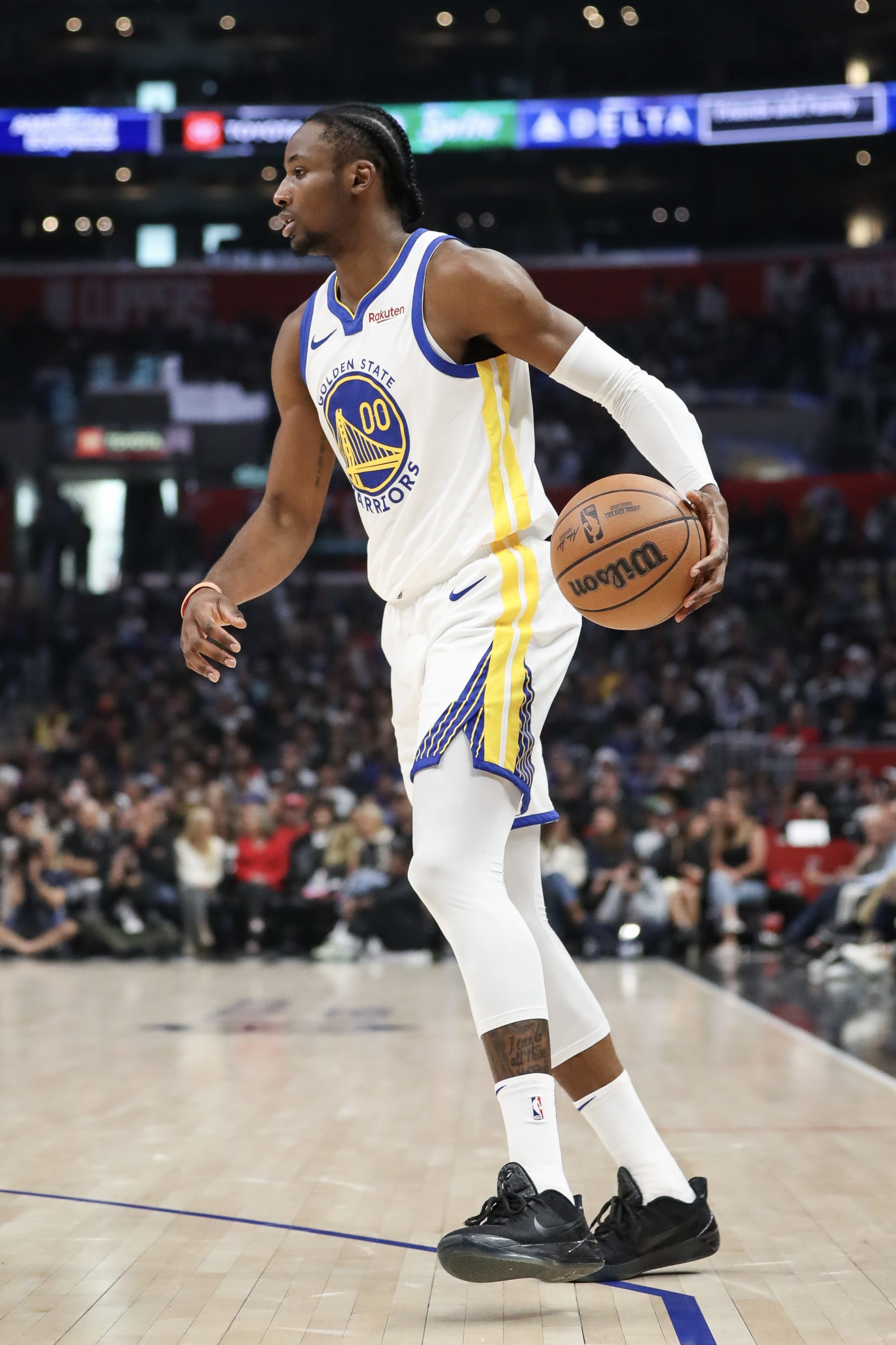 LOS ANGELES, CALIFORNIA - DECEMBER 02: Jonathan Kuminga #00 of the Golden State Warriors handles the ball in the second quarter against the LA Clippers at Crypto.com Arena on December 02, 2023 in Los Angeles, California. NOTE TO USER: User expressly acknowledges and agrees that, by downloading and or using this photograph, User is consenting to the terms and conditions of the Getty Images License Agreement. (Photo by Meg Oliphant/Getty Images)