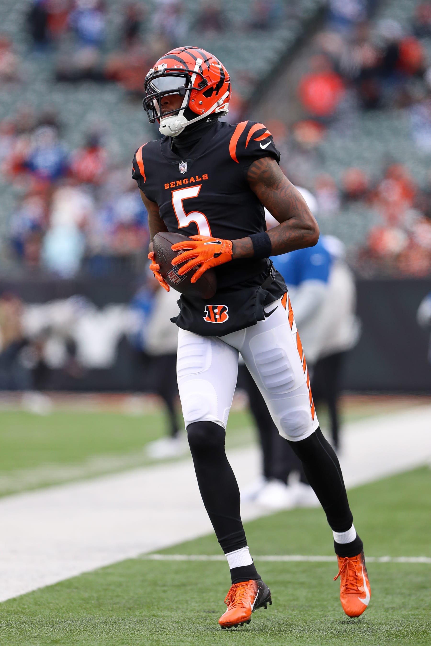CINCINNATI, OH - DECEMBER 10: Cincinnati Bengals wide receiver Tee Higgins (5) warms up before the game against the Indianapolis Colts and the Cincinnati Bengals on December 10, 2023, at Paycor Stadium in Cincinnati, OH. (Photo by Ian Johnson/Icon Sportswire via Getty Images)