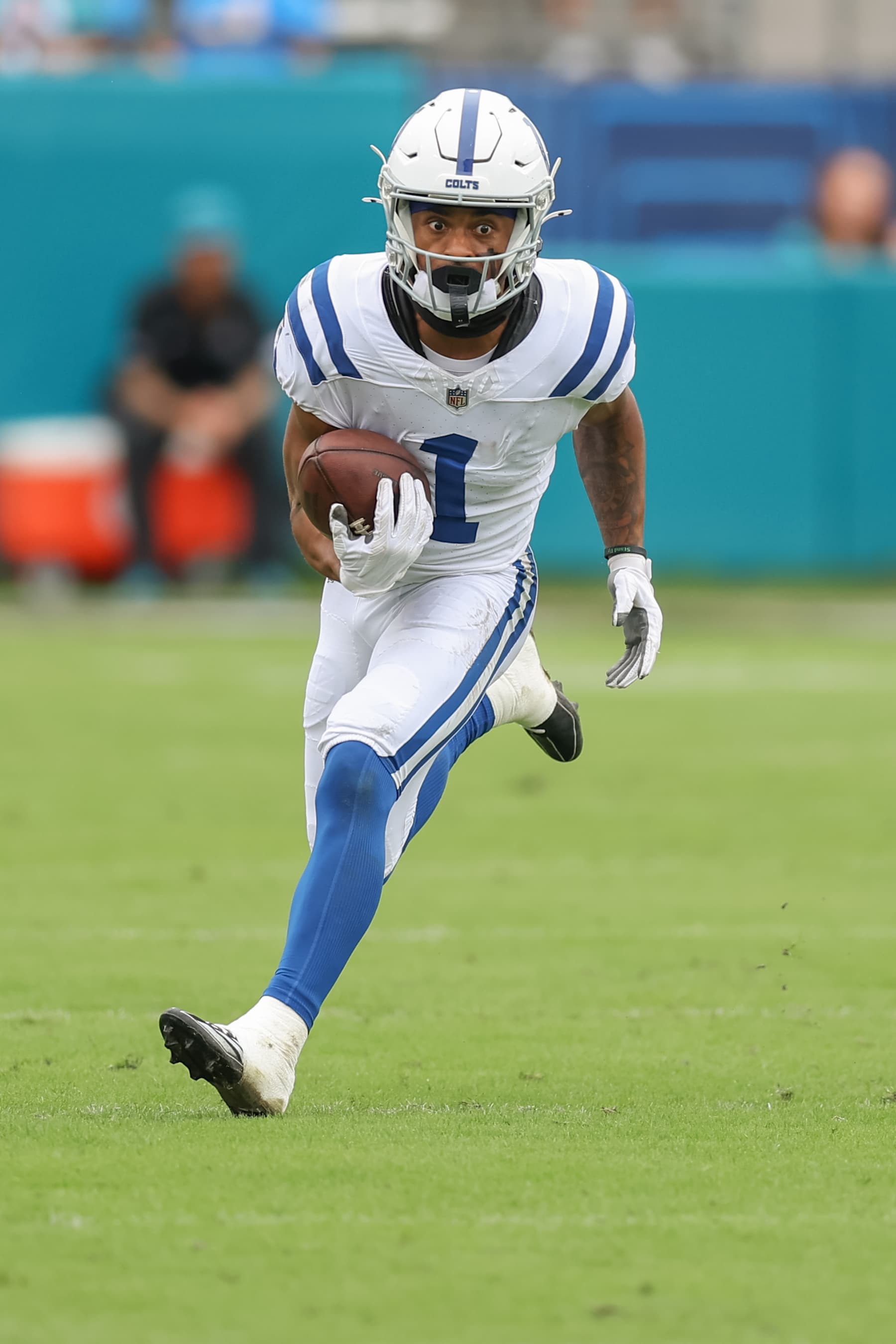 JACKSONVILLE, FLORIDA - OCTOBER 6: Josh Downs #1 of the Indianapolis Colts runs against the Jacksonville Jaguars at EverBank Field on October 6, 2024 in Jacksonville, Florida. (Photo by Mike Carlson/Getty Images)