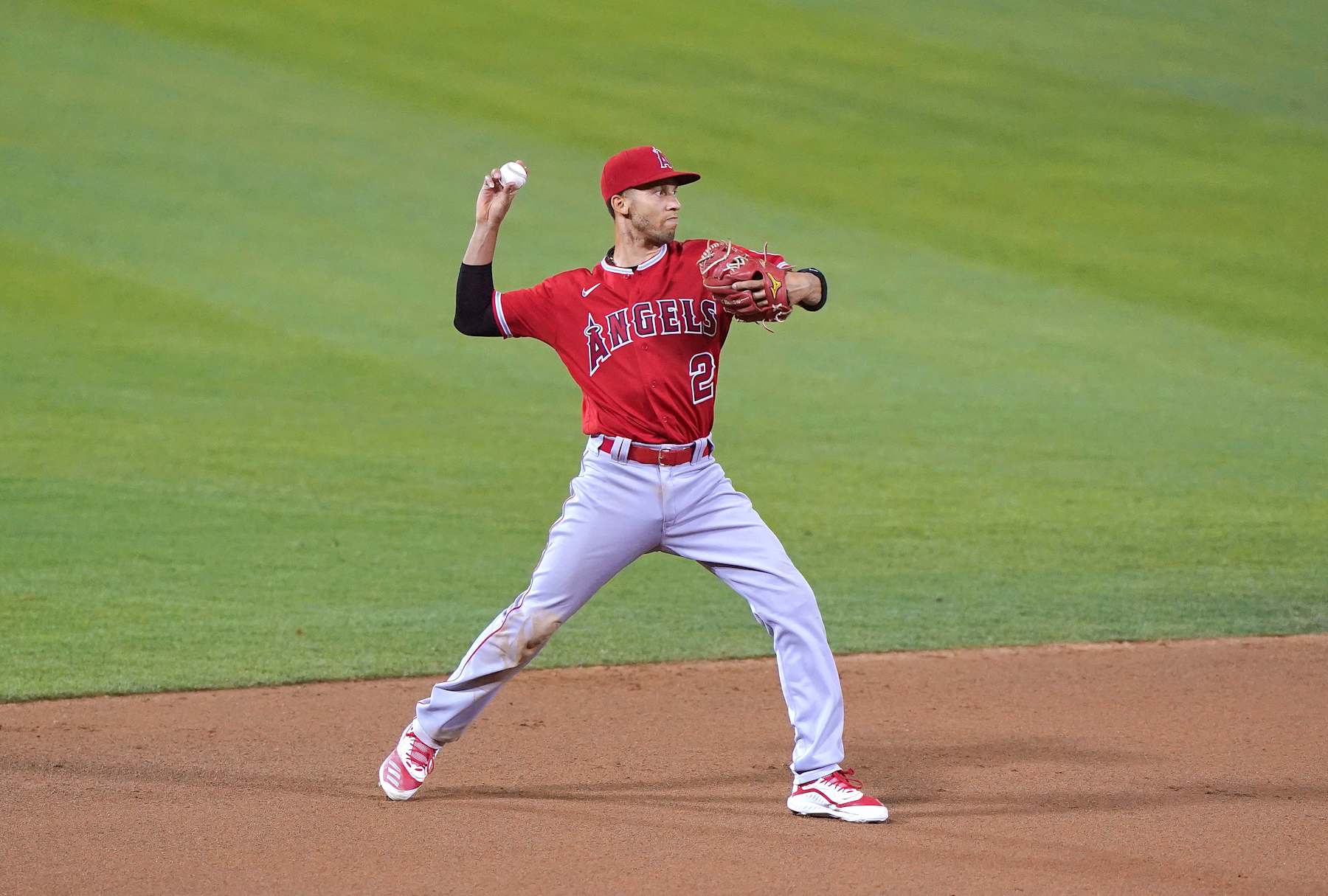 OAKLAND, CALIFORNIA - AUGUST 21:  Andrelton Simmons #2 of the Los Angeles Angels looks to throw to first base to throw out Matt Chapman #26 of the Oakland Athletics in the bottom of the seventh inning at RingCentral Coliseum on August 21, 2020 in Oakland, California. (Photo by Thearon W. Henderson/Getty Images)