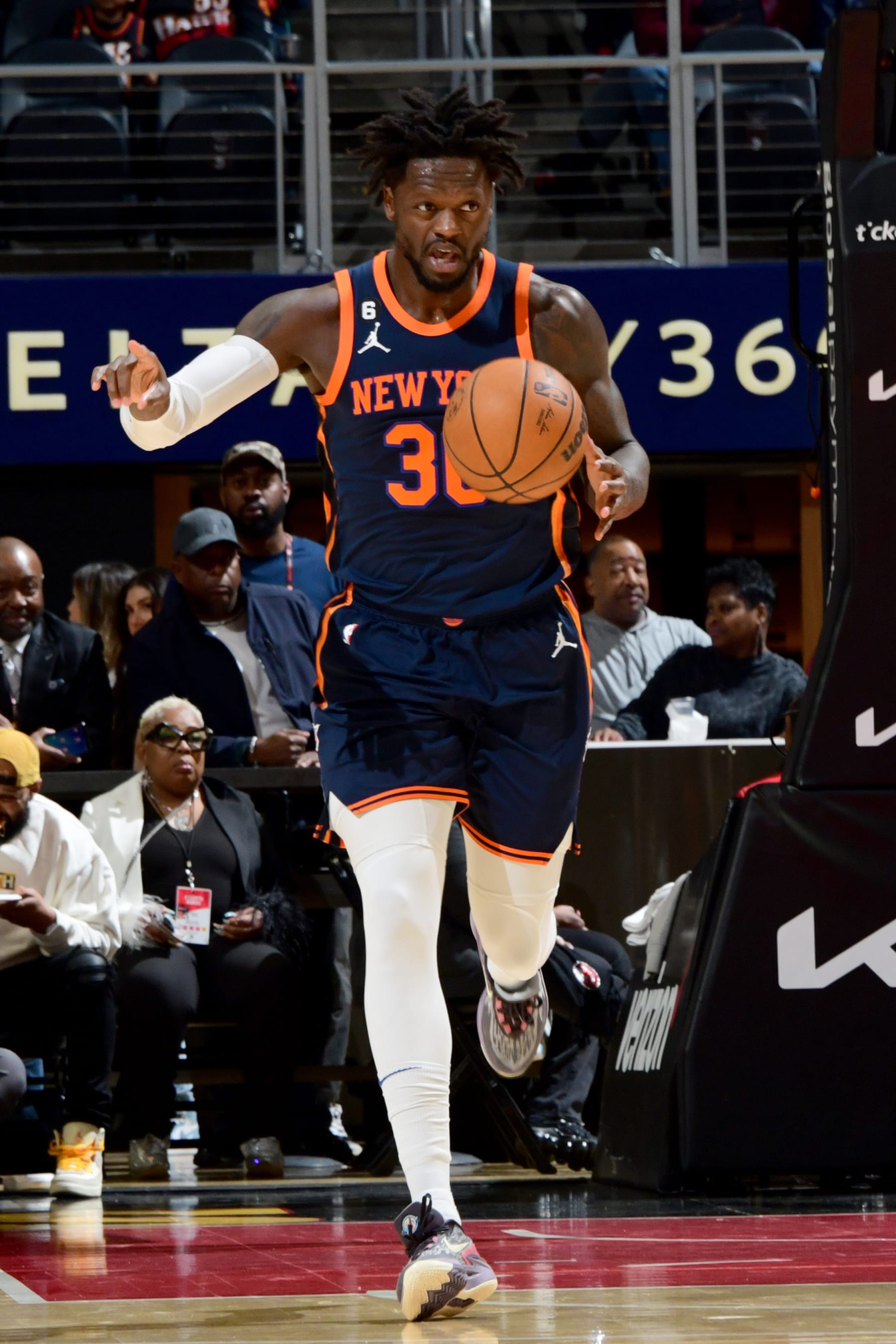 ATLANTA, GA - FEBRUARY 15: Julius Randle #30 of the New York Knicks dribbles the ball against the Atlanta Hawks on February 15, 2023 at State Farm Arena in Atlanta, Georgia.  NOTE TO USER: User expressly acknowledges and agrees that, by downloading and/or using this Photograph, user is consenting to the terms and conditions of the Getty Images License Agreement. Mandatory Copyright Notice: Copyright 2023 NBAE (Photo by Scott Cunningham/NBAE via Getty Images)