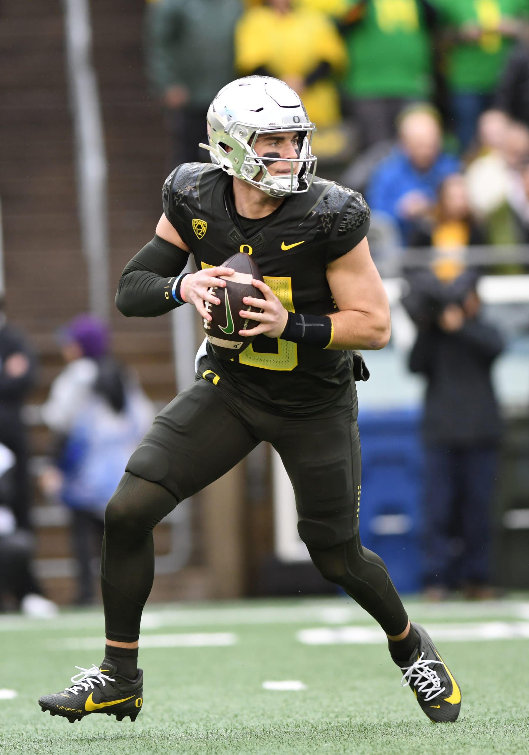 EUGENE, OR - NOVEMBER 04:  Oregon Ducks quarterback Bo Nix (10) rolls out to pass during a college football game between the California Golden Bears and Oregon Ducks on November 4, 2023, at Autzen Stadium in Eugene, Oregon.(Photo by Brian Murphy/Icon Sportswire via Getty Images)