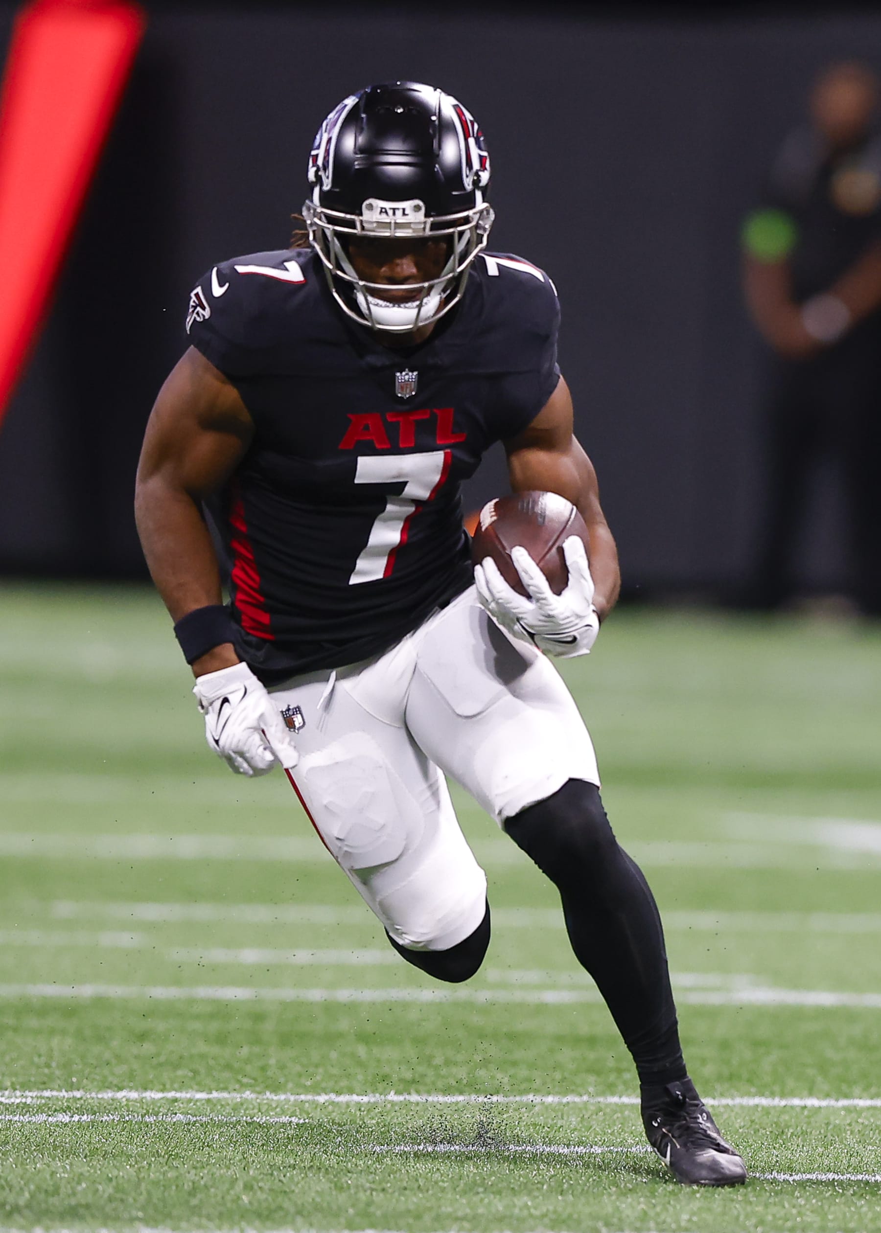 ATLANTA, GEORGIA - AUGUST 18: Bijan Robinson #7 of the Atlanta Falcons rushes during the first quarter of a preseason game against the Cincinnati Bengals at Mercedes-Benz Stadium on August 18, 2023 in Atlanta, Georgia. (Photo by Todd Kirkland/Getty Images)