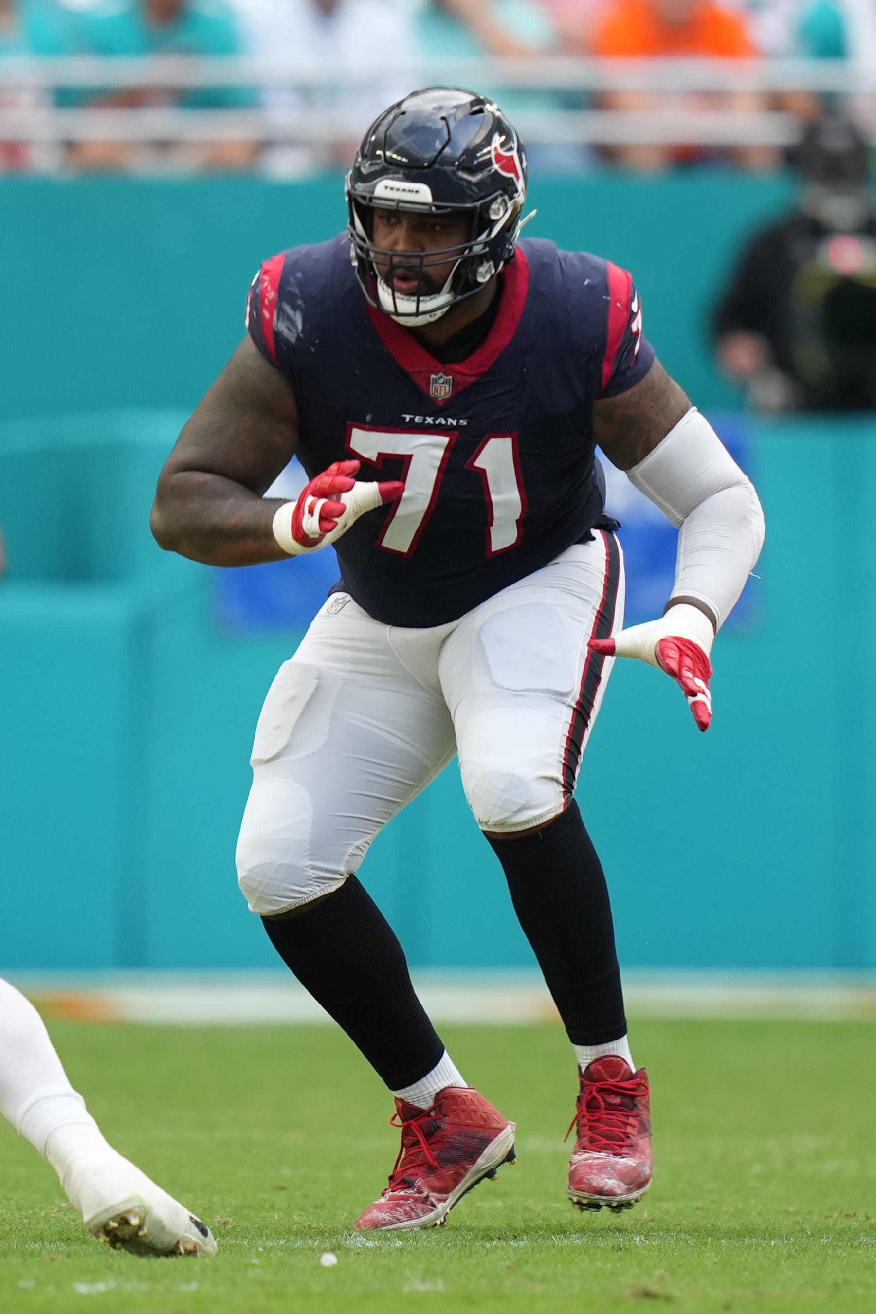 MIAMI GARDENS, FL - NOVEMBER 27: Houston Texans offensive tackle Tytus Howard (71) protects the pocket during the game between the Houston Texans and the Miami Dolphins on Sunday, November 27, 2022 at Hard Rock Stadium in Miami Gardens, Fla. (Photo by Peter Joneleit/Icon Sportswire via Getty Images)