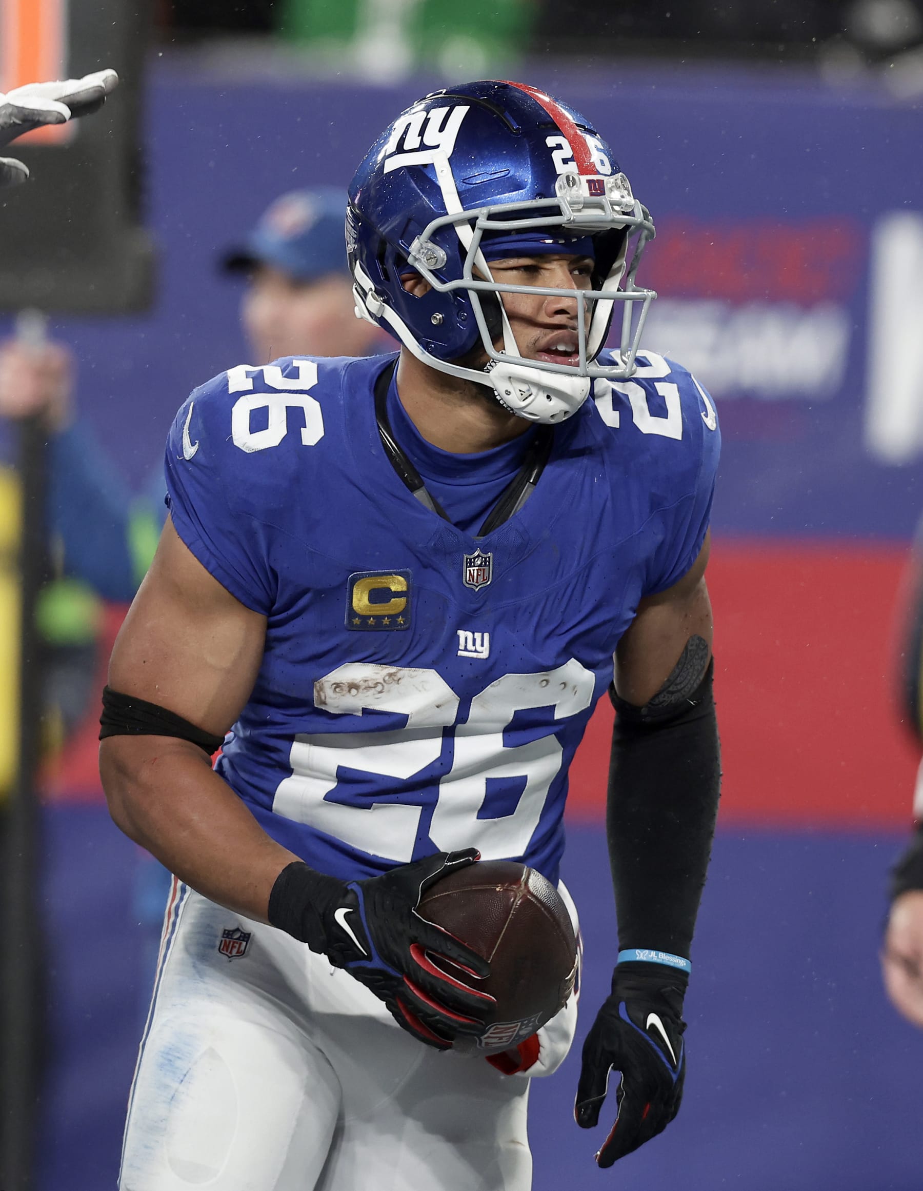 EAST RUTHERFORD, NEW JERSEY - JANUARY 07: (NEW YORK DAILIES OUT)  Saquon Barkley #26 of the New York Giants in action against the Philadelphia Eagles at MetLife Stadium on January 07, 2024 in East Rutherford, New Jersey. The Giants defeated the Eagles 27-10. (Photo by Jim McIsaac/Getty Images)