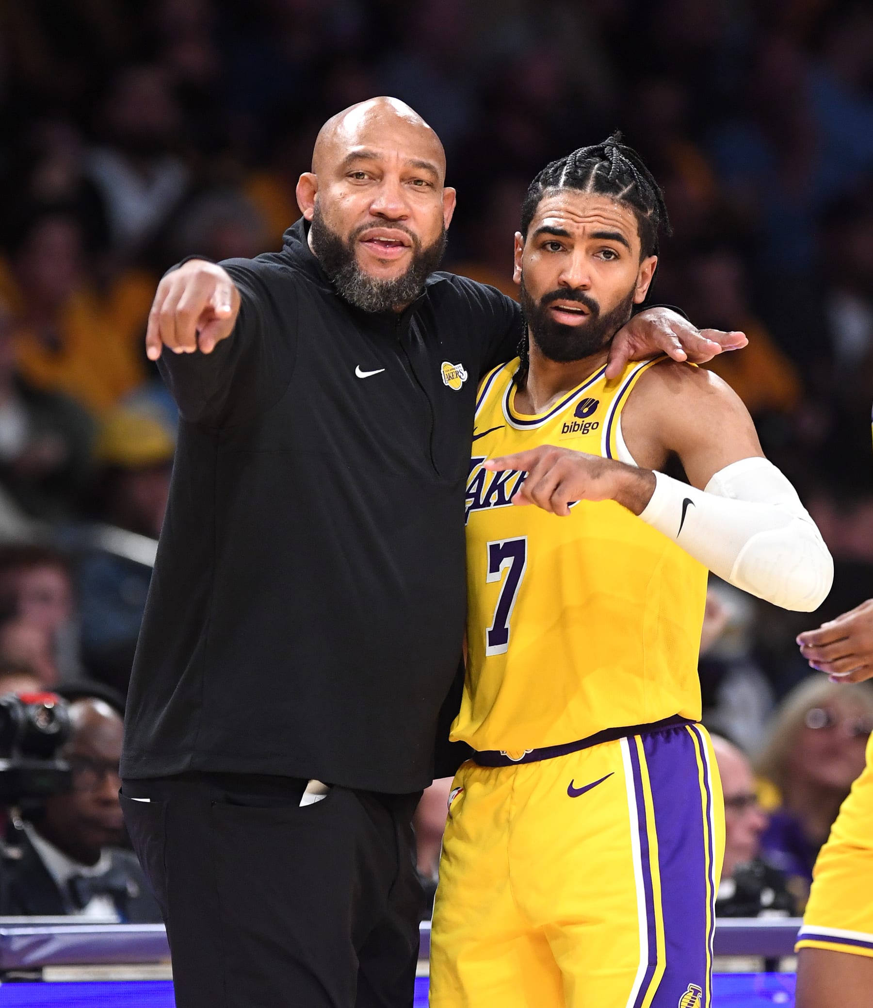 Los Angeles, California October 26, 2023-Lakers head coach Darvin Ham talks with Gabe Vincent in the third quarter at Crypto.com Thursday. (Wally Skalij/Los Angeles Times via Getty Images)