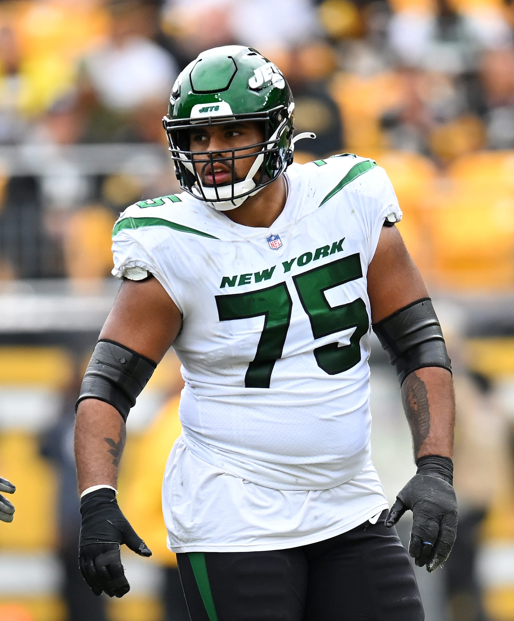 PITTSBURGH, PA - OCTOBER 02:  Alijah Vera-Tucker #75 of the New York Jets in action during the game against the Pittsburgh Steelers at Acrisure Stadium on October 2, 2022 in Pittsburgh, Pennsylvania. (Photo by Joe Sargent/Getty Images)