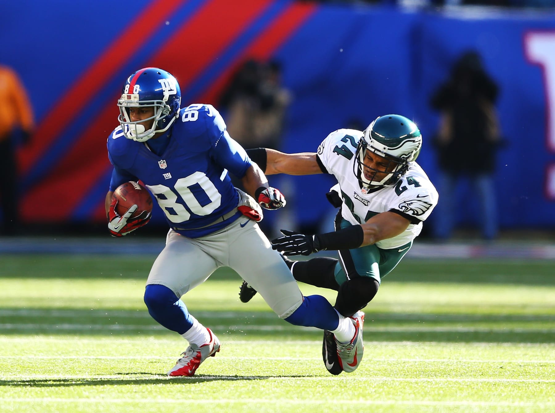 EAST RUTHERFORD, NJ - DECEMBER 30:  Victor Cruz #80 of the New York Giants runs with the ball after a catch against  Nnamdi Asomugha #24 of the Philadelphia Eagles  in action during their game against the at MetLife Stadium on December 30, 2012 in East Rutherford, New Jersey.  (Photo by Al Bello/Getty Images)