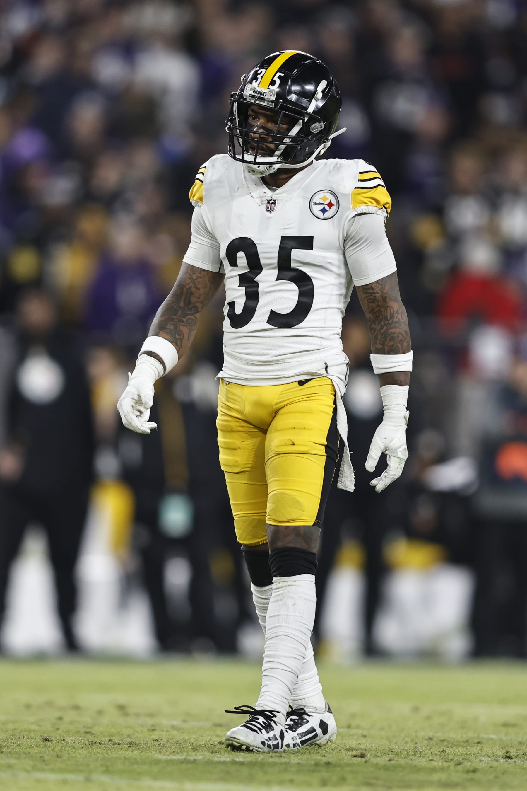 BALTIMORE, MARYLAND - JANUARY 01: Ahkello Witherspoon #25 of the Pittsburgh Steelers looks on during an NFL football game between the Baltimore Ravens and the Pittsburgh Steelers at M&T Bank Stadium on January 01, 2023 in Baltimore, Maryland. (Photo by Michael Owens/Getty Images)