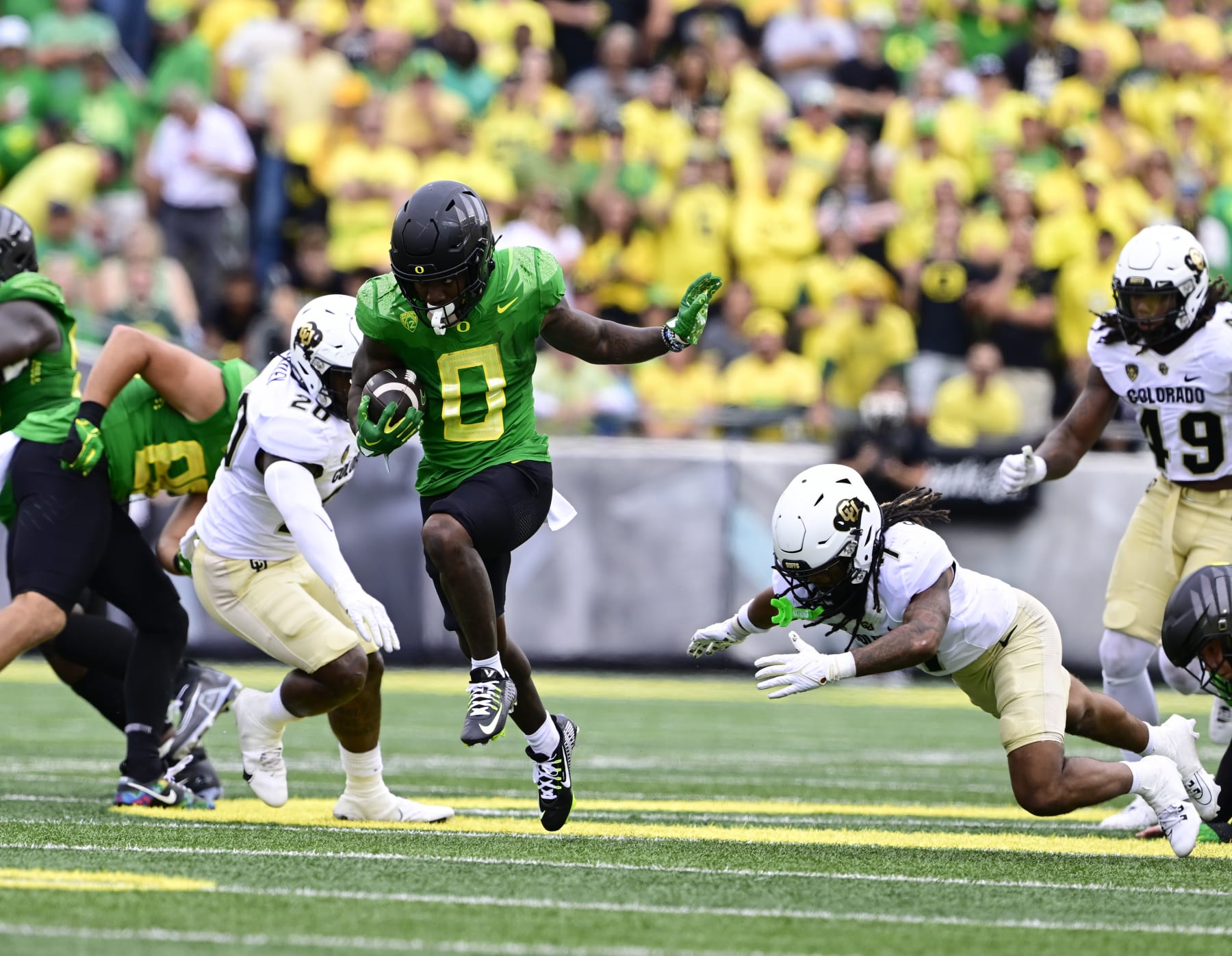 EUGENE, OR - SEPTEMBER 23: Oregon Ducks running back Bucky Irving (0) hops past Colorado Buffaloes linebacker LaVonta Bentley (20) and safety Cam'Ron Silmon-Craig (7) in the second quarter at Autzen Stadium September 23, 2023. (Photo by Andy Cross/MediaNews Group/The Denver Post via Getty Images)