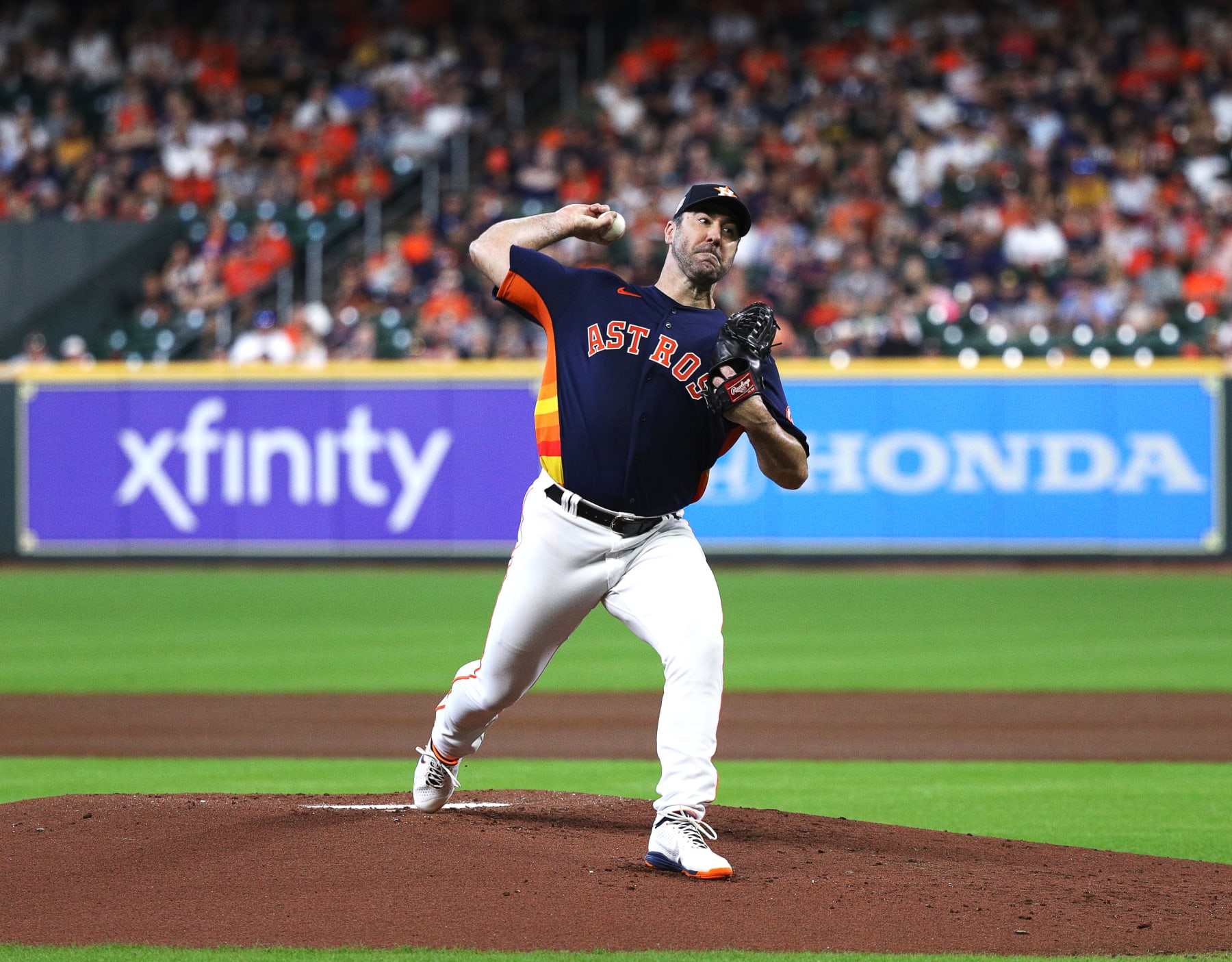 HOUSTON, TEXAS - AUGUST 28: Justin Verlander #35 of the Houston Astros pitches against the Baltimore Orioles at Minute Maid Park on August 28, 2022 in Houston, Texas. (Photo by Bob Levey/Getty Images)