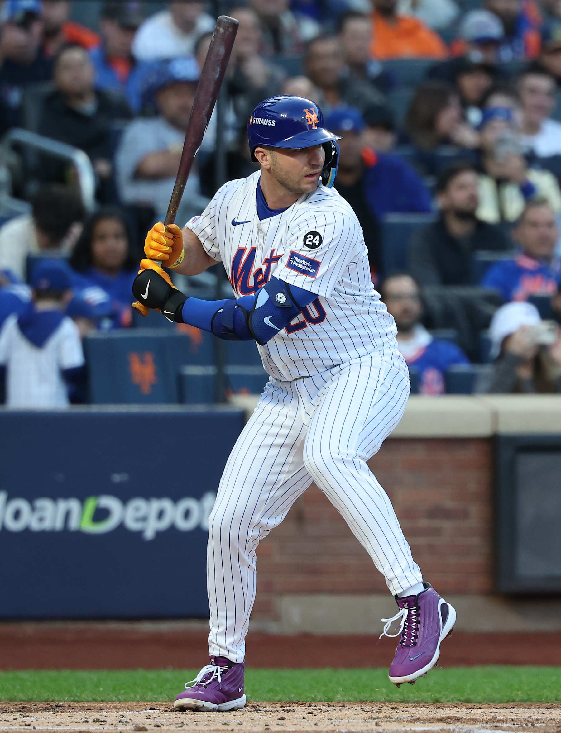 NEW YORK, NEW YORK - OCTOBER 18: Pete Alonso #20 of the New York Mets waits for a pitch in the first inning against the Los Angeles Dodgers during Game Five of the National League Championship Series at Citi Field on October 18, 2024 in New York City. (Photo by Al Bello/Getty Images)