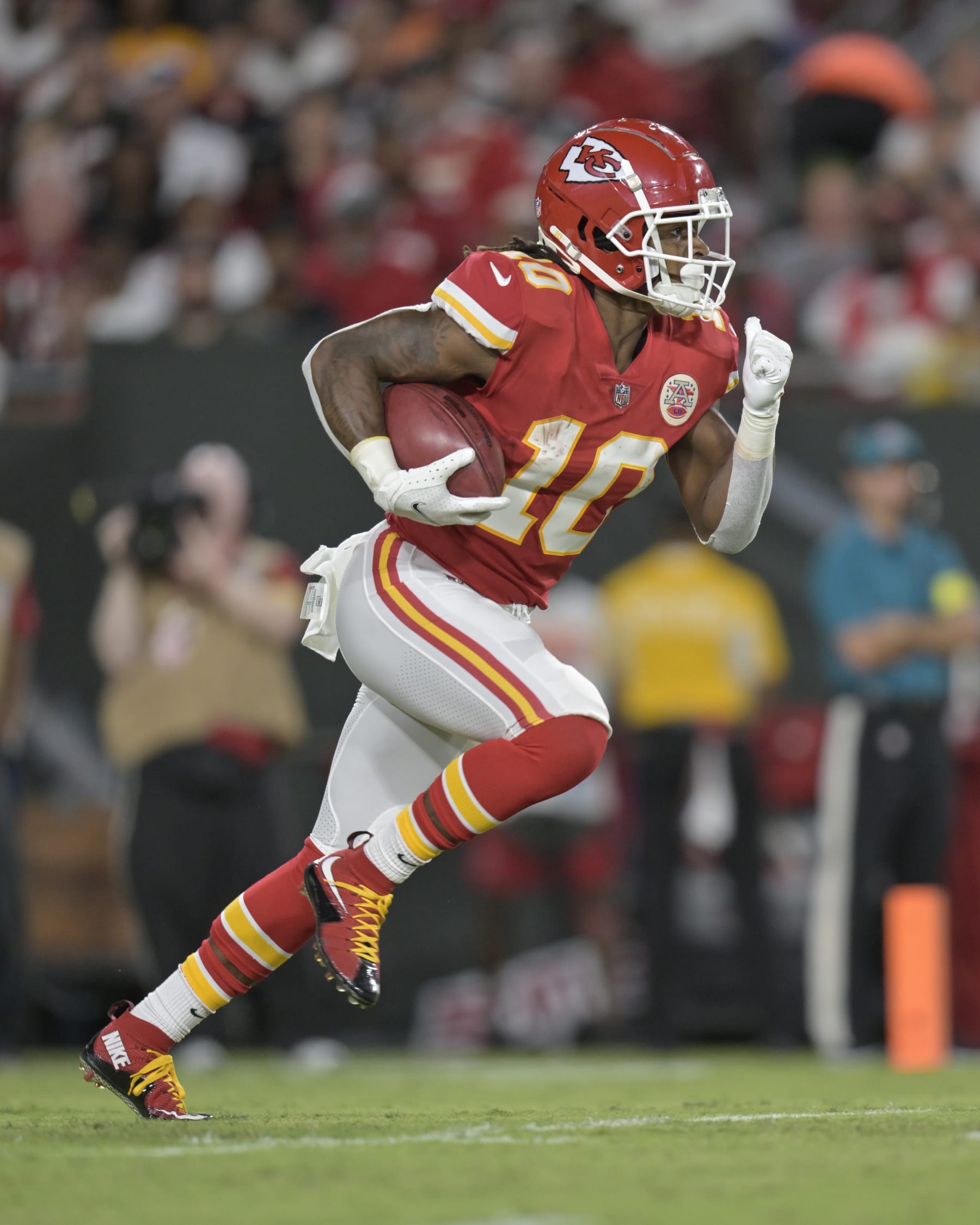 TAMPA, FL - OCTOBER 02: Kansas City Chiefs Running Back Isiah Pacheco (10) returns a kickoff during a game between the Kansas City Chiefs and the Tampa Bay Buccaneers on October 02, 2022, at Raymond James Stadium in Tampa, FL. (Photo by Roy K. Miller/Icon Sportswire via Getty Images)