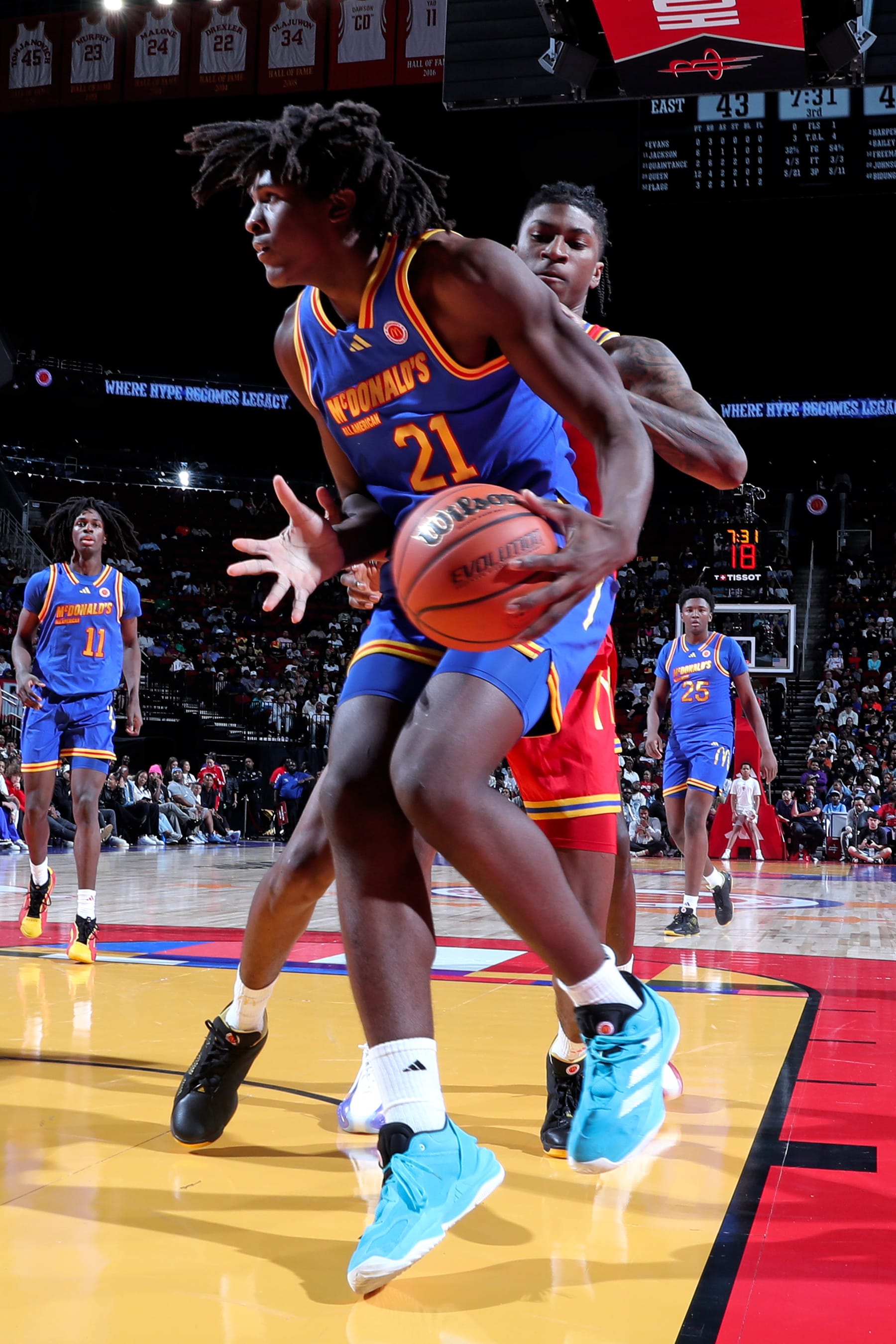 HOUSTON, TX - APRIL 02: McDonalds All American East forward Jayden Quaintance (21) drives to the basket during the 2024 McDonald's All American Boys Game on April 2, 2024 at the Toyota Center in Houston, Texas. (Photo by Brian Spurlock/Icon Sportswire via Getty Images)