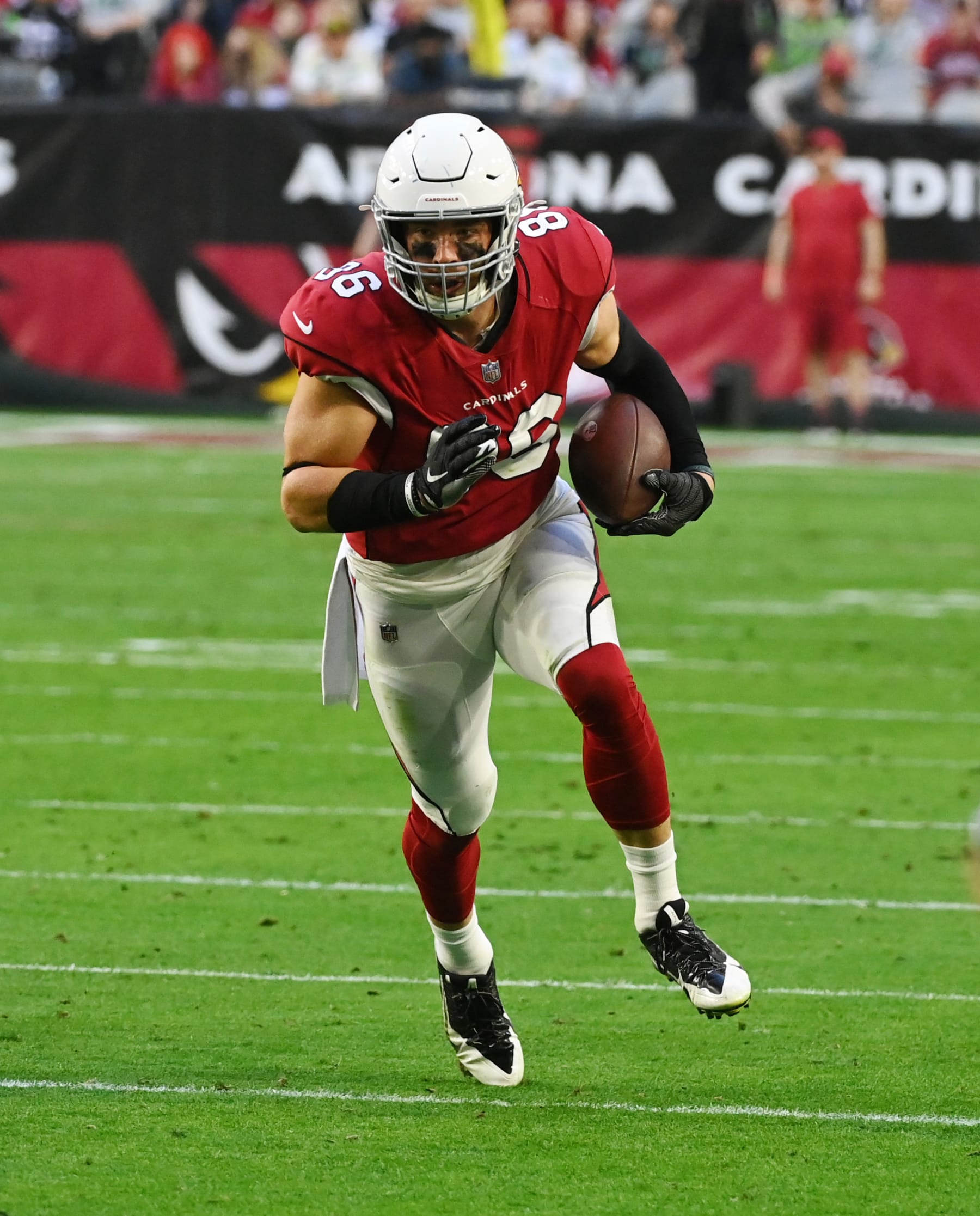 GLENDALE, ARIZONA - JANUARY 09: Zach Ertz #86 of the Arizona Cardinals runs with the ball against the Seattle Seahawks at State Farm Stadium on January 09, 2022 in Glendale, Arizona. (Photo by Norm Hall/Getty Images)