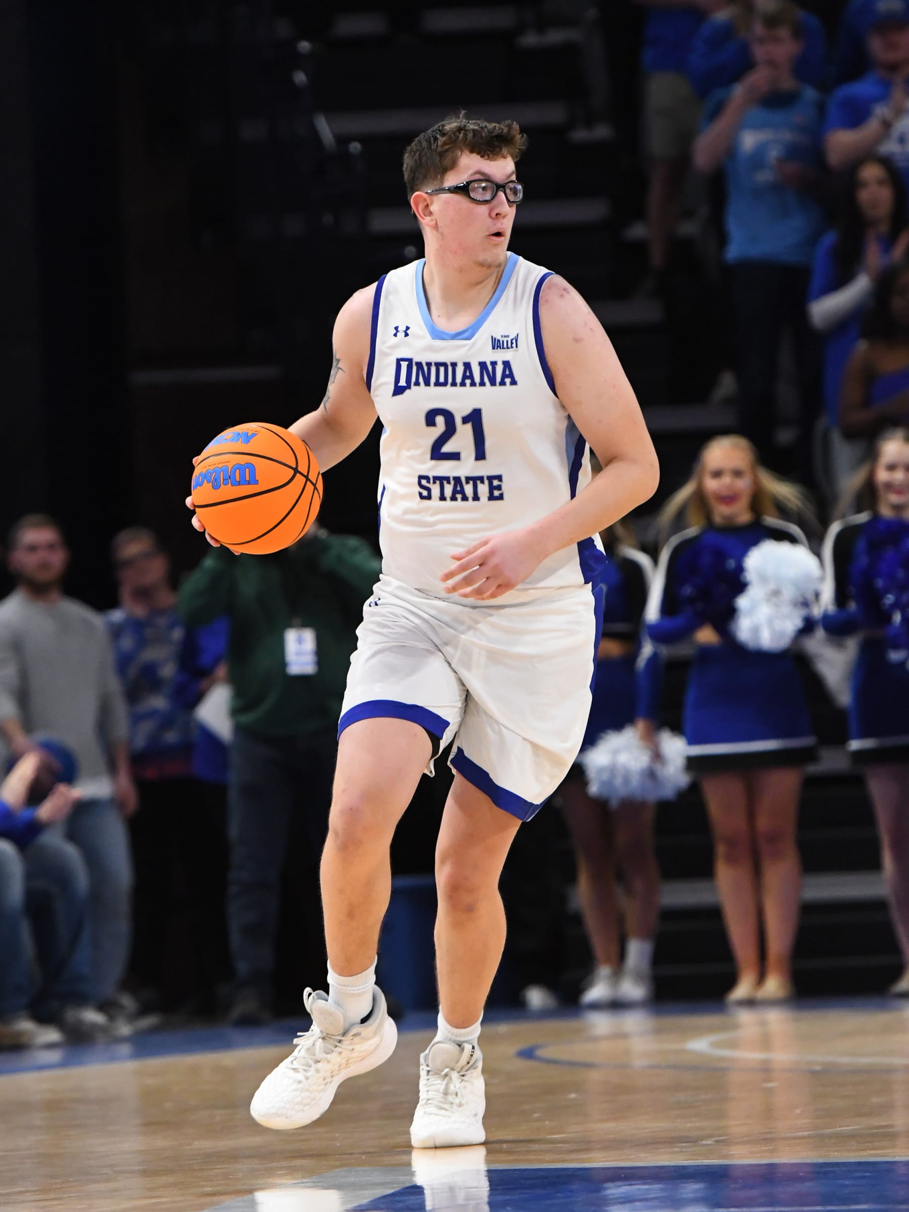 TERRE HAUTE, IN - FEBRUARY 13: Indiana State Sycamores Center Robbie Avila (21) looks left with the basketball in a Missouri Valley Conference (MVC) matchup with the Illinois State Redbirds at Hulman Center in Terre Haute, Indiana. (Photo by David Allio/Icon Sportswire via Getty Images)
