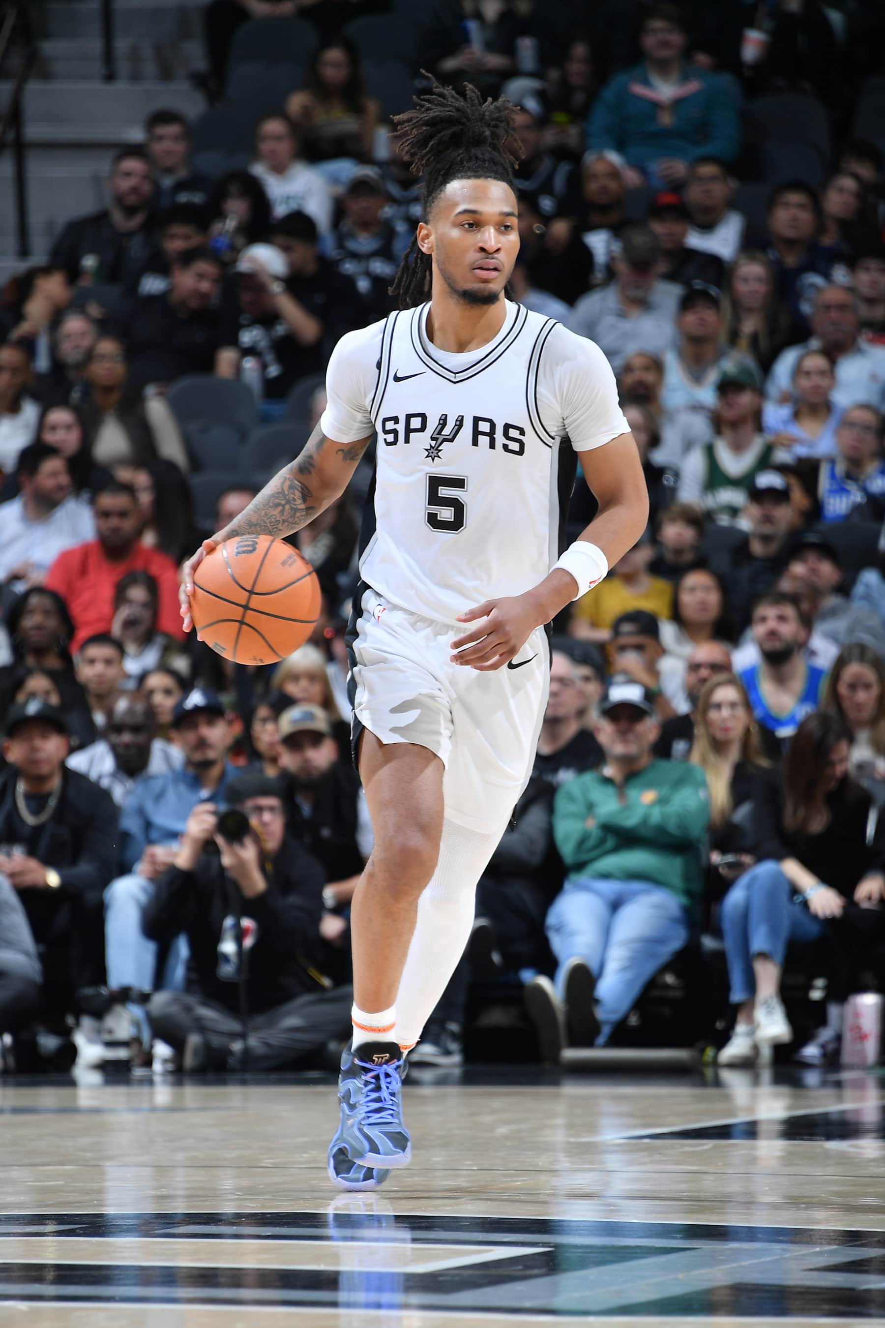 SAN ANTONIO, TX - JANUARY 31: Stephon Castle #5 of the San Antonio Spurs dribbles the ball during the game against the Milwaukee Bucks on January 31, 2025 at the Frost Bank Center in San Antonio, Texas. NOTE TO USER: User expressly acknowledges and agrees that, by downloading and or using this photograph, user is consenting to the terms and conditions of the Getty Images License Agreement. Mandatory Copyright Notice: Copyright 2025 NBAE (Photos by Michael Gonzales/NBAE via Getty Images)