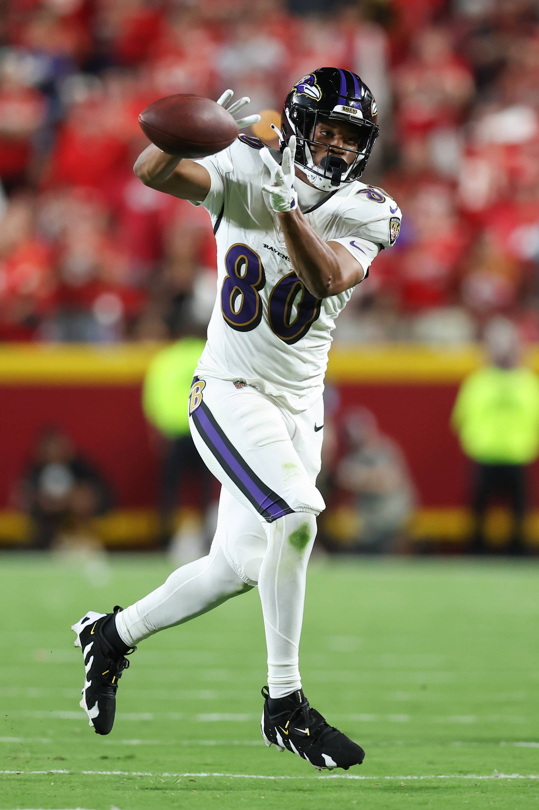 KANSAS CITY, MO - SEPTEMBER 05: Baltimore Ravens tight end Isaiah Likely (80) makes a catch late in the fourth quarter of an NFL game between the Baltimore Ravens and Kansas City Chiefs on September 5, 2024 at GEHA Field at Arrowhead Stadium in Kansas City, MO. (Photo by Scott Winters/Icon Sportswire via Getty Images)