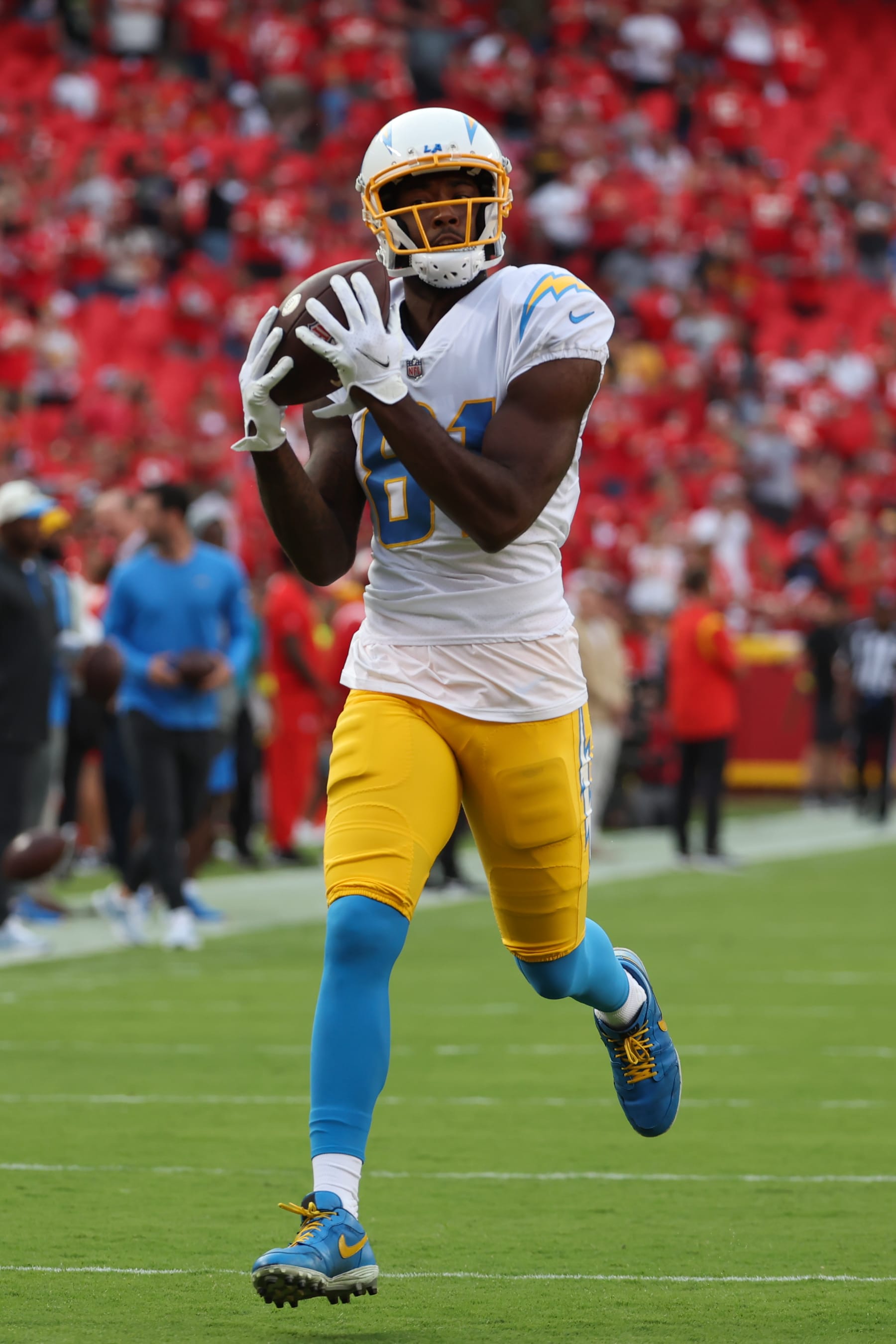KANSAS CITY, MO - SEPTEMBER 15: Los Angeles Chargers wide receiver Mike Williams (81) catches a pass before an NFL game between the Los Angeles Chargers and Kansas City Chiefs on September 15, 2022 at GEHA Field at Arrowhead Stadium in Kansas City, MO.  Photo by Scott Winters/Icon Sportswire via Getty Images)