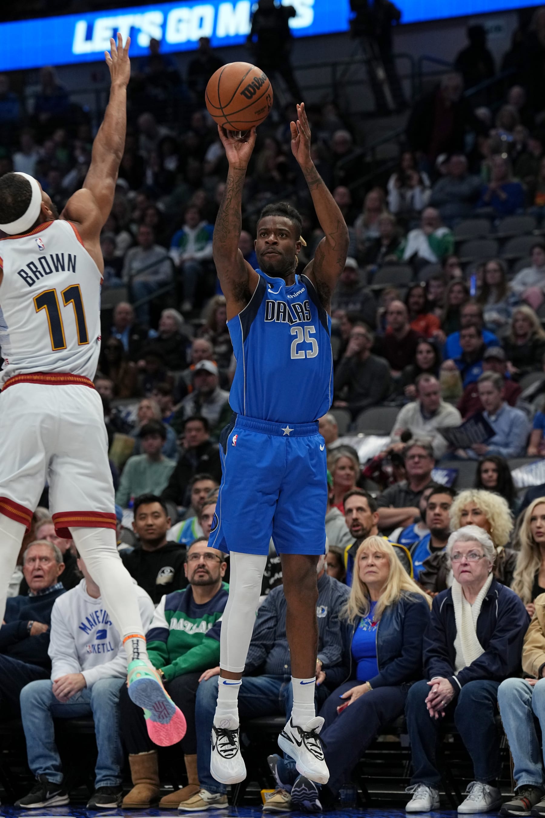 DALLAS, TX - NOVEMBER 18: Reggie Bullock #25 of the Dallas Mavericks shoots a three point basket during the game against the Denver Nuggets on November 18, 2022 at the American Airlines Center in Dallas, Texas. NOTE TO USER: User expressly acknowledges and agrees that, by downloading and or using this photograph, User is consenting to the terms and conditions of the Getty Images License Agreement. Mandatory Copyright Notice: Copyright 2022 NBAE (Photo by Glenn James/NBAE via Getty Images)