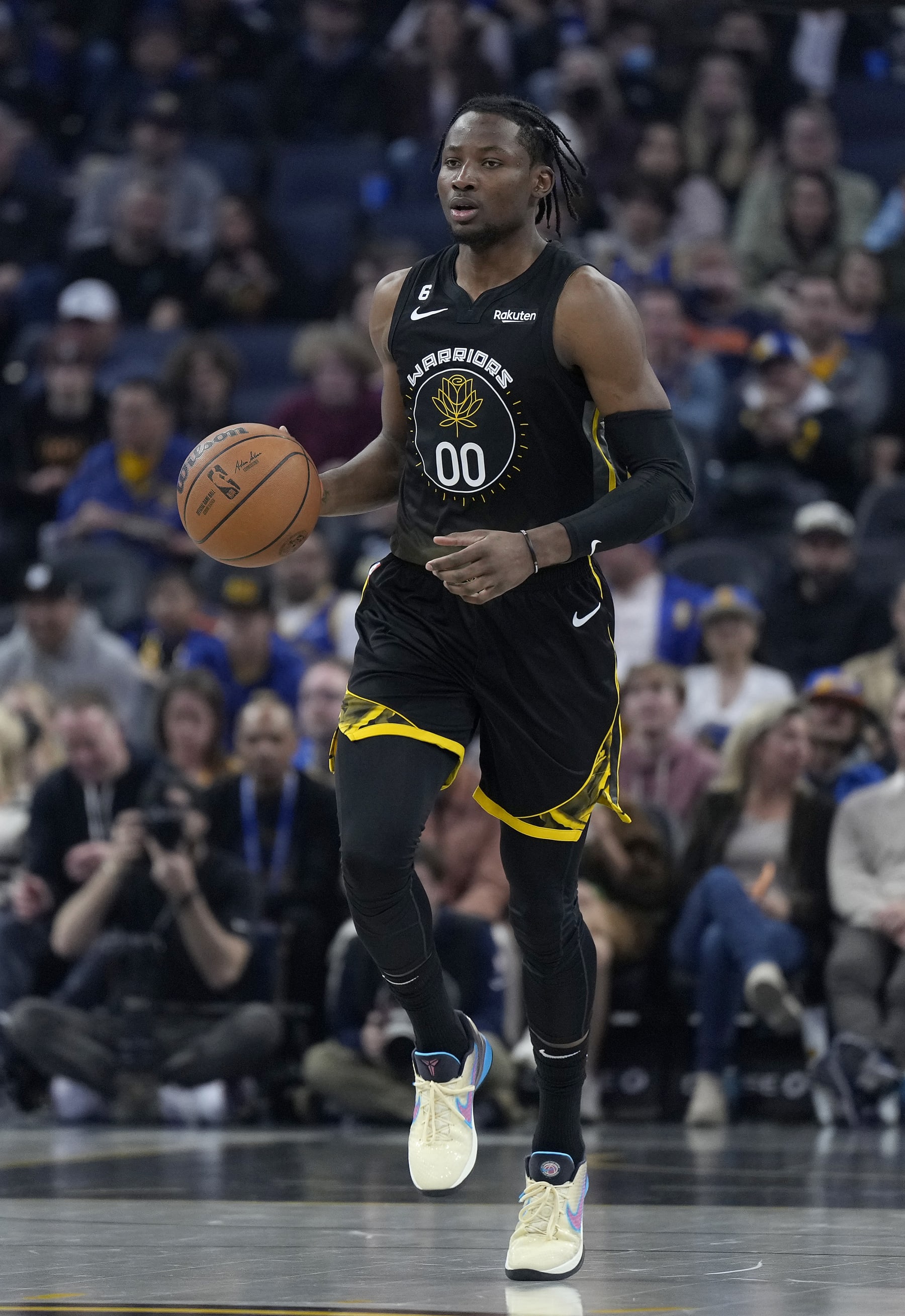 SAN FRANCISCO, CALIFORNIA - MARCH 03: Jonathan Kuminga #00 of the Golden State Warriors dribbles the ball up court against the New Orleans Pelicans during the first quarter of an NBA basketball game at Chase Center on March 03, 2023 in San Francisco, California. NOTE TO USER: User expressly acknowledges and agrees that, by downloading and or using this photograph, User is consenting to the terms and conditions of the Getty Images License Agreement. (Photo by Thearon W. Henderson/Getty Images)