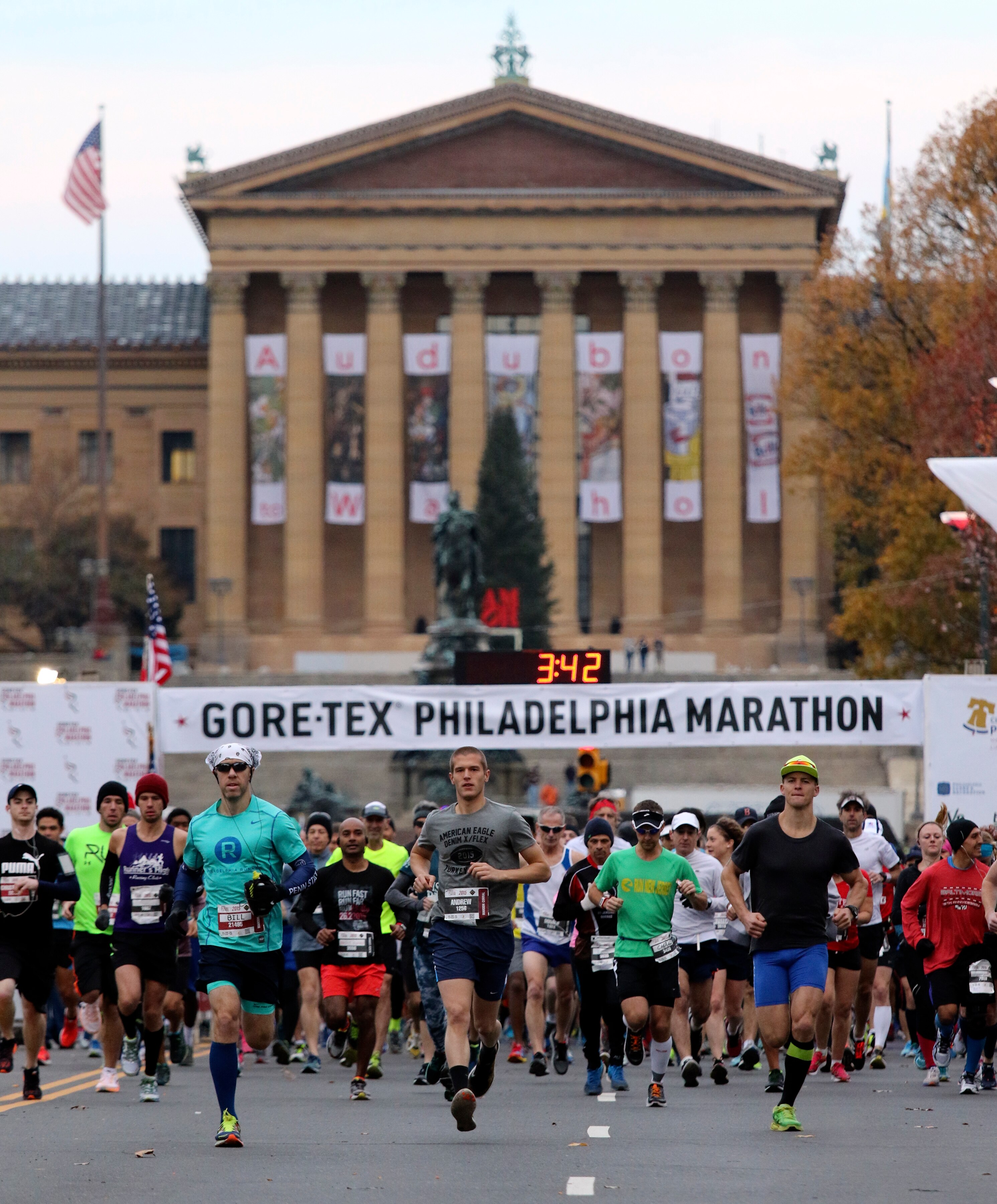 Runners make their way down the Benjamin Franklin Parkway in Philadelphia at the start of the Philadelphia Marathon, Sunday, Nov. 22, 2015. (AP Photo/ Joseph Kaczmarek)