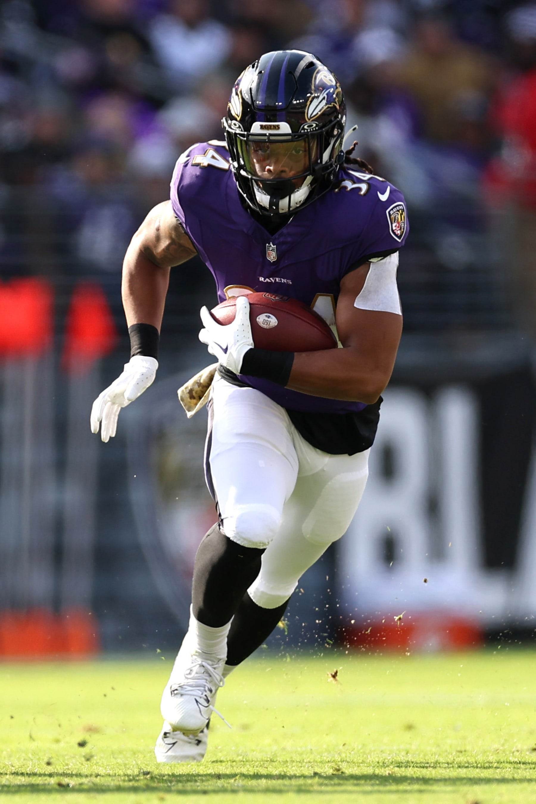 BALTIMORE, MARYLAND - NOVEMBER 12: Keaton Mitchell #34 of the Baltimore Ravens runs the ball against the Cleveland Browns during the first quarter at M&T Bank Stadium on November 12, 2023 in Baltimore, Maryland. (Photo by Scott Taetsch/Getty Images)