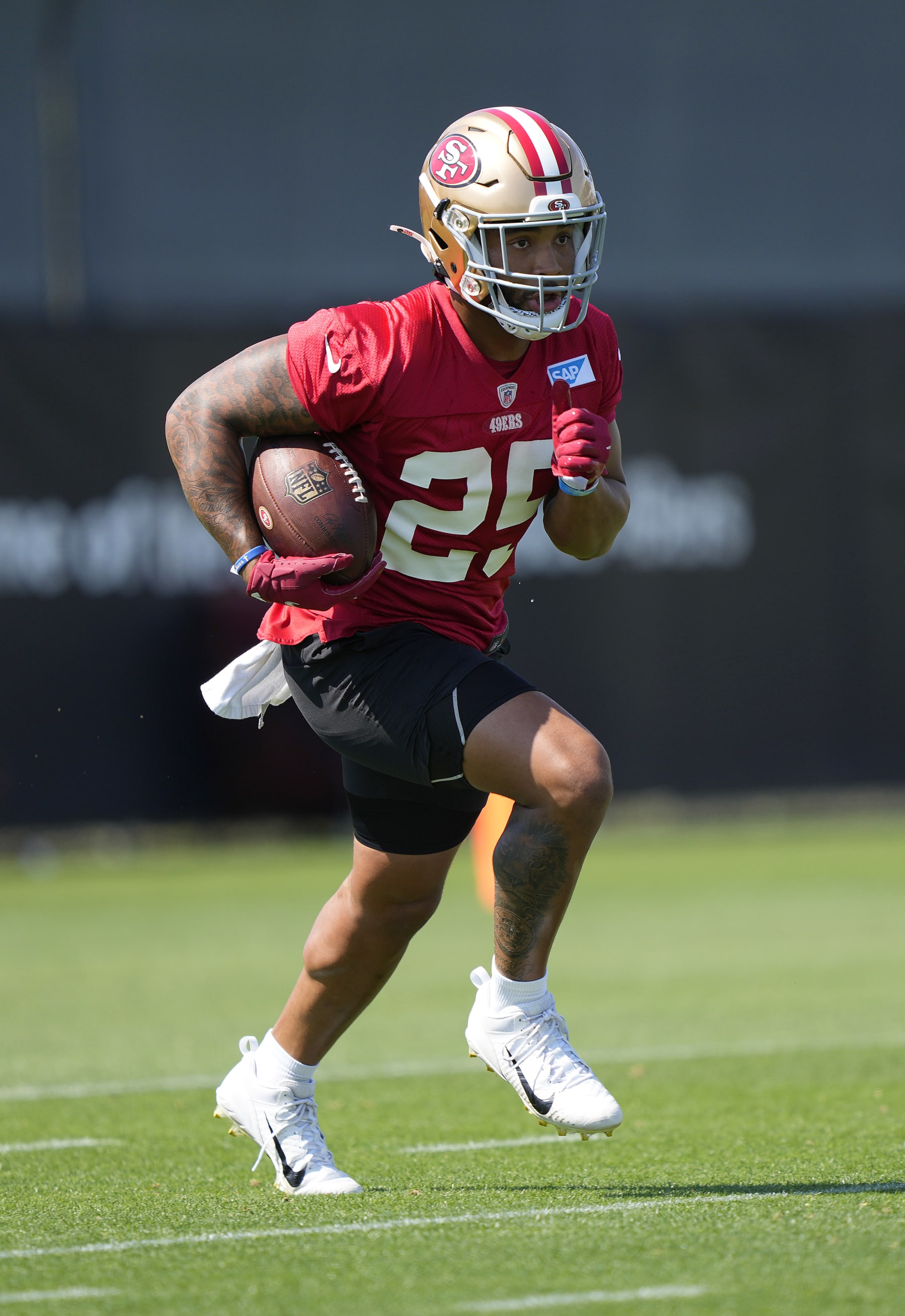 SANTA CLARA, CALIFORNIA - JULY 28: Elijah Mitchell #25 of the San Francisco 49ers works out during training camp at SAP Performance Facility on July 28, 2022 in Santa Clara, California. (Photo by Thearon W. Henderson/Getty Images)