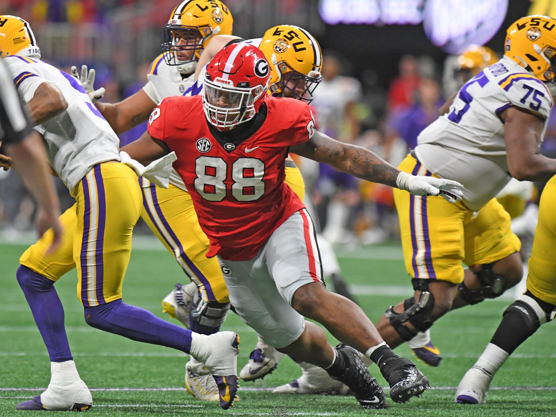 ATLANTA, GA - DECEMBER 03: Georgia Bulldogs Defensive Linemen Jalen Carter (88) pursues the play during the SEC Championship game between the LSU Tigers and the Georgia Bulldogs on December 03, 2022, at Mercedes-Benz Stadium in Atlanta, GA. (Photo by Jeffrey Vest/Icon Sportswire via Getty Images)
