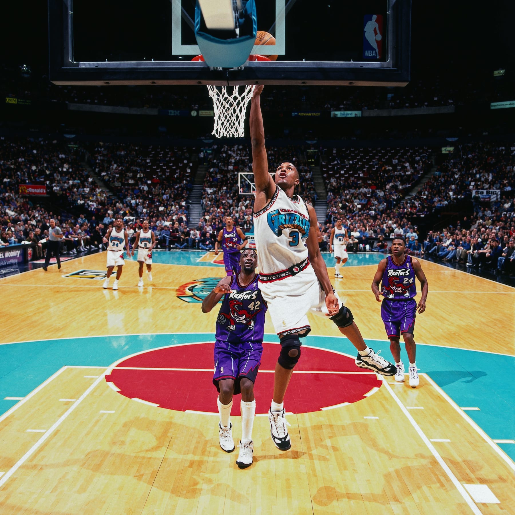 VANCOUVER, CANADA - JANUARY 19:  Shareef Abdur Rahim #3 of the Vancouver Grizzlies goes for a layup against the Toronto Raptors during the NBA game on January 19, 1997 in Vancouver, British Colmbia, Canada.  NOTE TO USER: User expressly acknowledges and agrees that, by downloading and/or using this Photograph, User is consenting to the terms and conditions of the Getty Images License Agreement. Mandatory Copyright Notice: Copyright 1997 NBAE (Photo by Andy Hayt/NBAE via Getty Images)