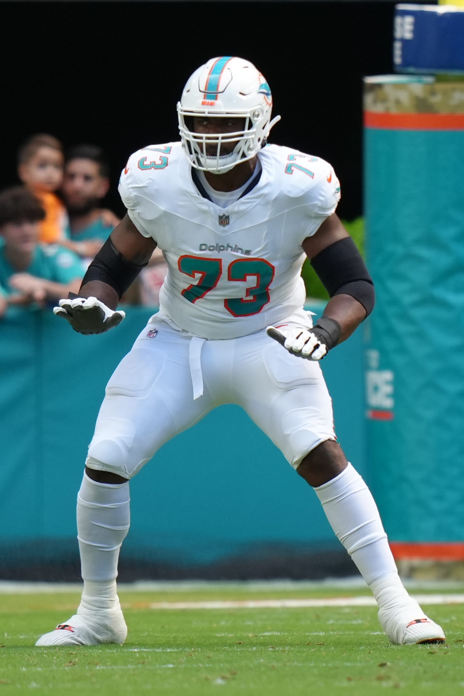 MIAMI GARDENS, FL - NOVEMBER 19: Miami Dolphins guard Austin Jackson (73) protects the pocket during the game between the Las Vegas Raiders and the Miami Dolphins on Sunday, November 19, 2023 at Hard Rock Stadium, Miami, Fla. (Photo by Peter Joneleit/Icon Sportswire via Getty Images)