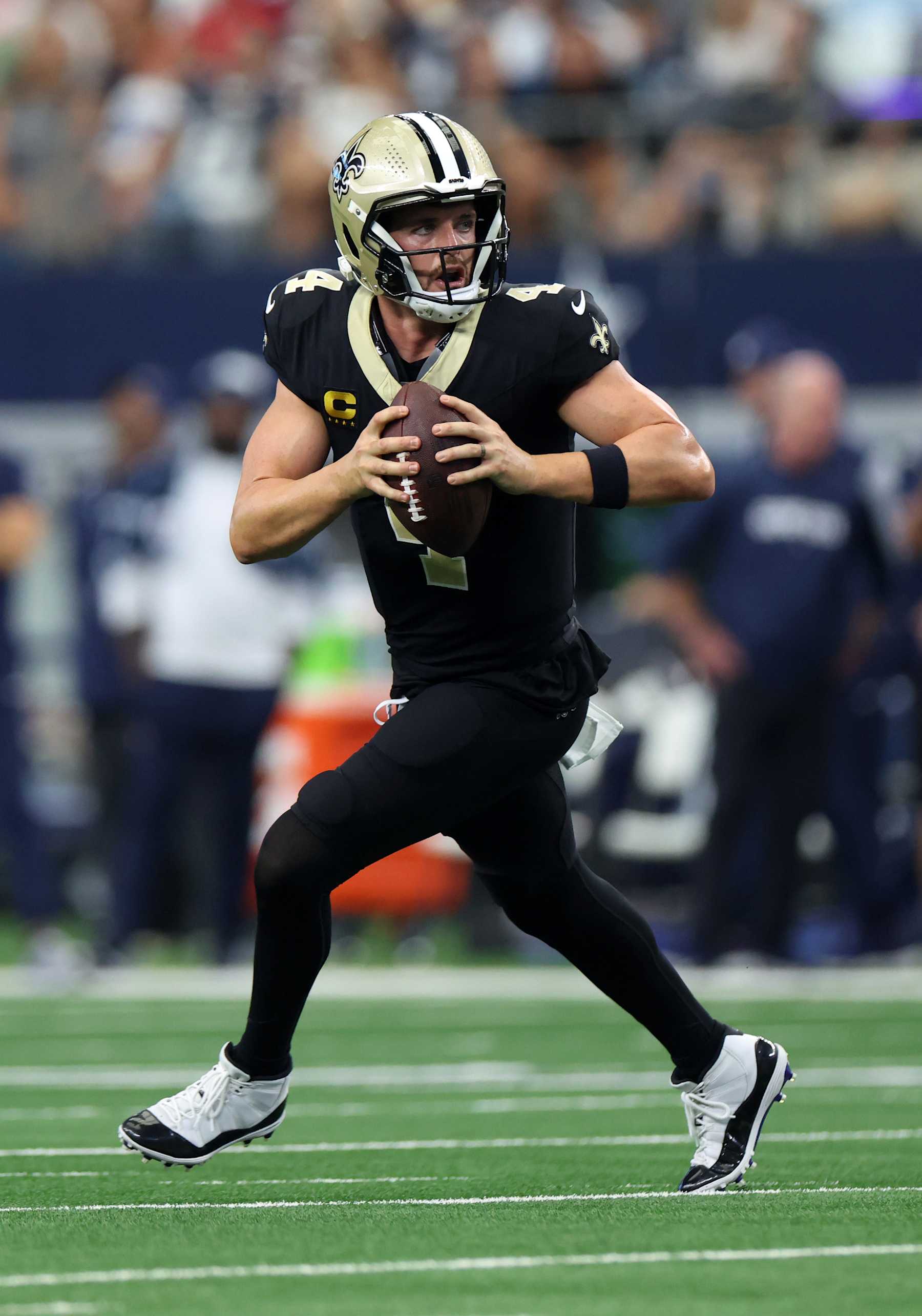 ARLINGTON, TEXAS - SEPTEMBER 15: Derek Carr #4 of the New Orleans Saints runs with the ball during the third quarter against the Dallas Cowboys at AT&T Stadium on September 15, 2024 in Arlington, Texas. (Photo by Ron Jenkins/Getty Images)