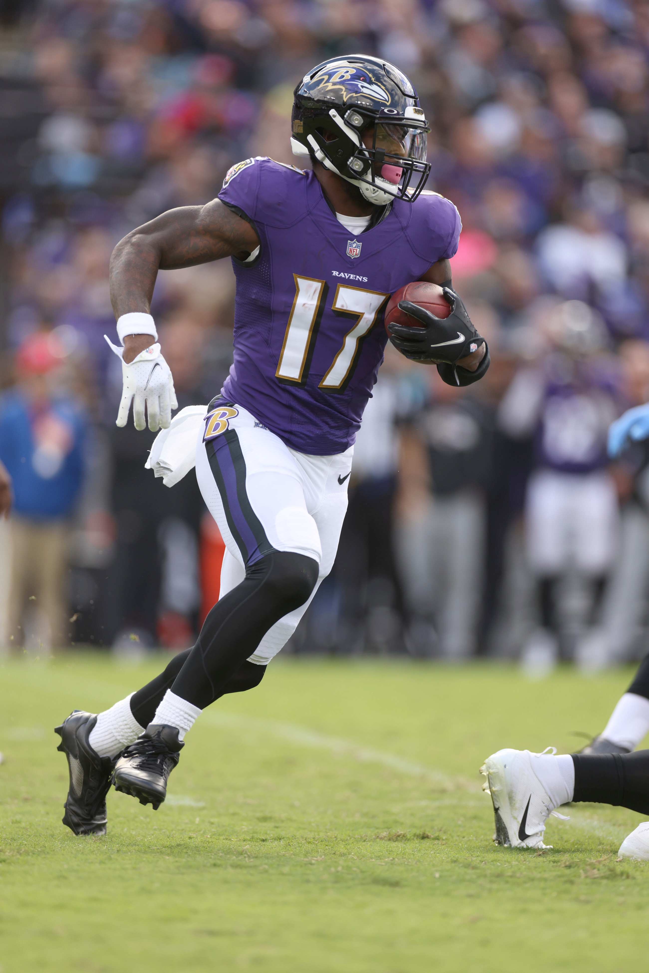 Football: Baltimore Ravens Le'Veon Bell (17) in action, rushing vs Los Angeles Chargers at M&T Bank Stadium. Baltimore, MD 10/17/2021 CREDIT: Simon Bruty (Photo by Simon Bruty/Sports Illustrated via Getty Images) (Set Number:X163832 TK1)