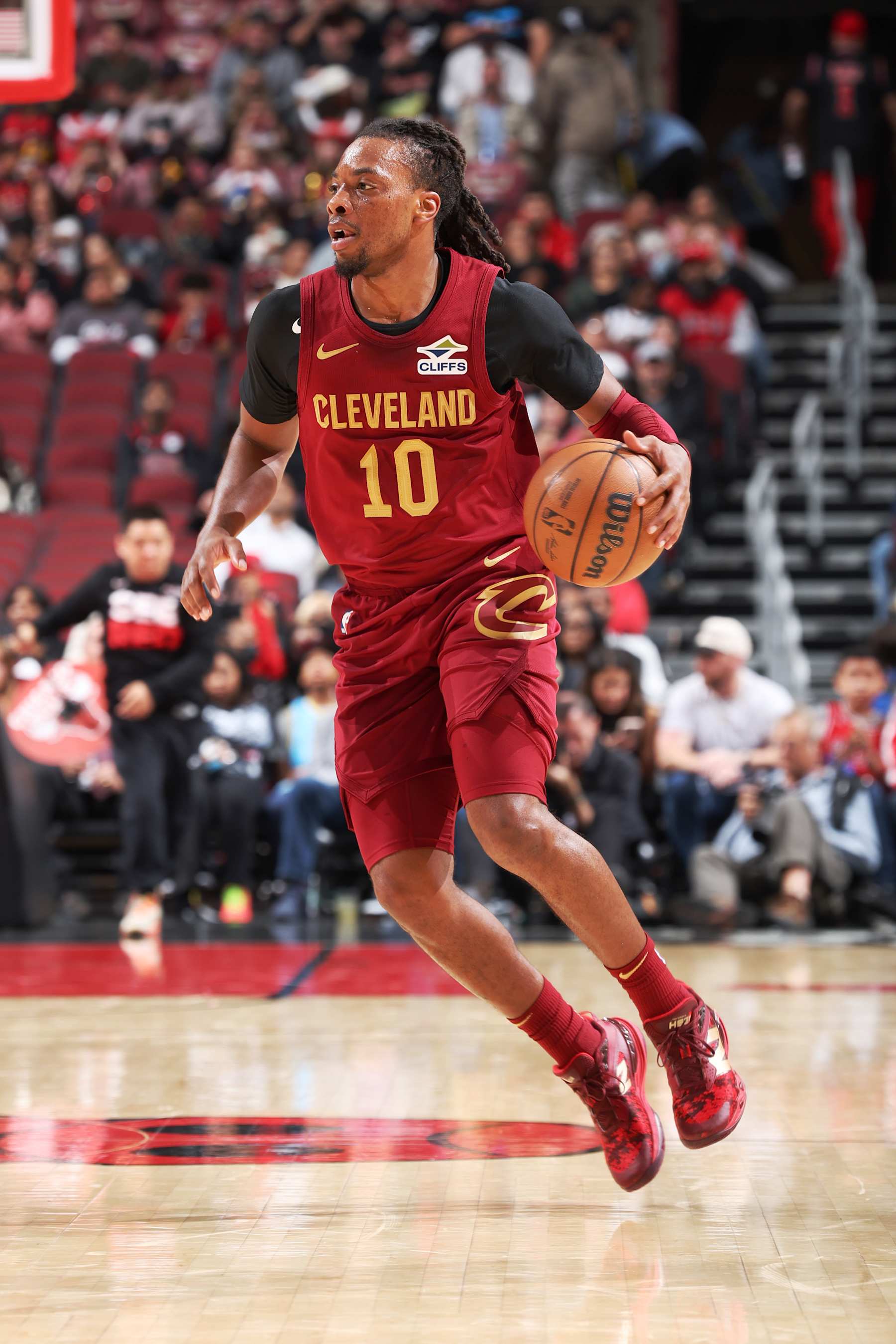 CHICAGO, IL - OCTOBER 18: Darius Garland #10 of the Cleveland Cavaliers looks to pass the ball during the game against the Chicago Bulls on October 18, 2024 at United Center in Chicago, Illinois. NOTE TO USER: User expressly acknowledges and agrees that, by downloading and or using this photograph, User is consenting to the terms and conditions of the Getty Images License Agreement. Mandatory Copyright Notice: Copyright 2023 NBAE (Photo by Jeff Haynes/NBAE via Getty Images)