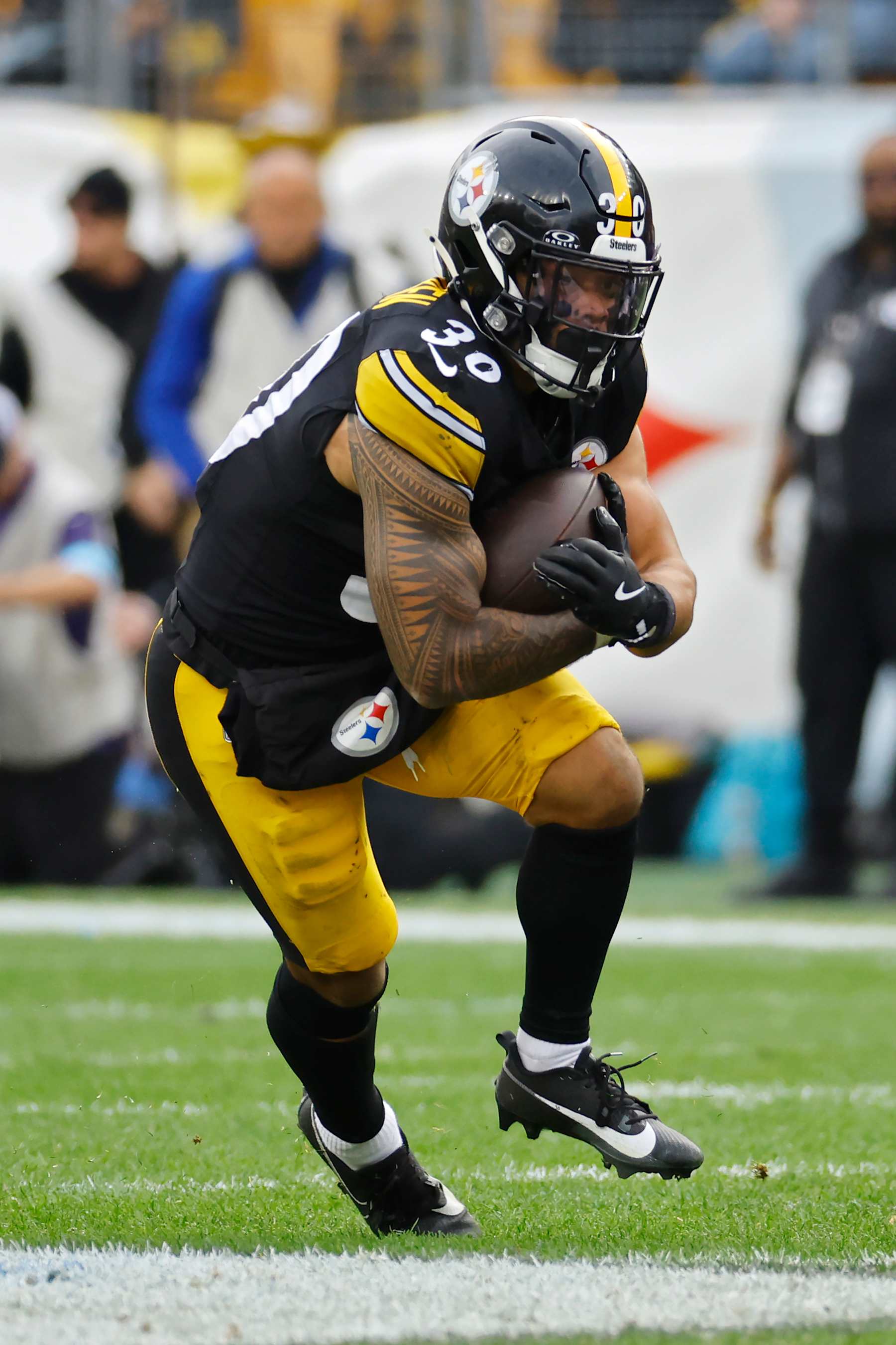 PITTSBURGH, PENNSYLVANIA - NOVEMBER 17: Jaylen Warren #30 of the Pittsburgh Steelers runs the ball in the third quarter of a game against the Baltimore Ravens at Acrisure Stadium on November 17, 2024 in Pittsburgh, Pennsylvania. (Photo by Justin K. Aller/Getty Images)
