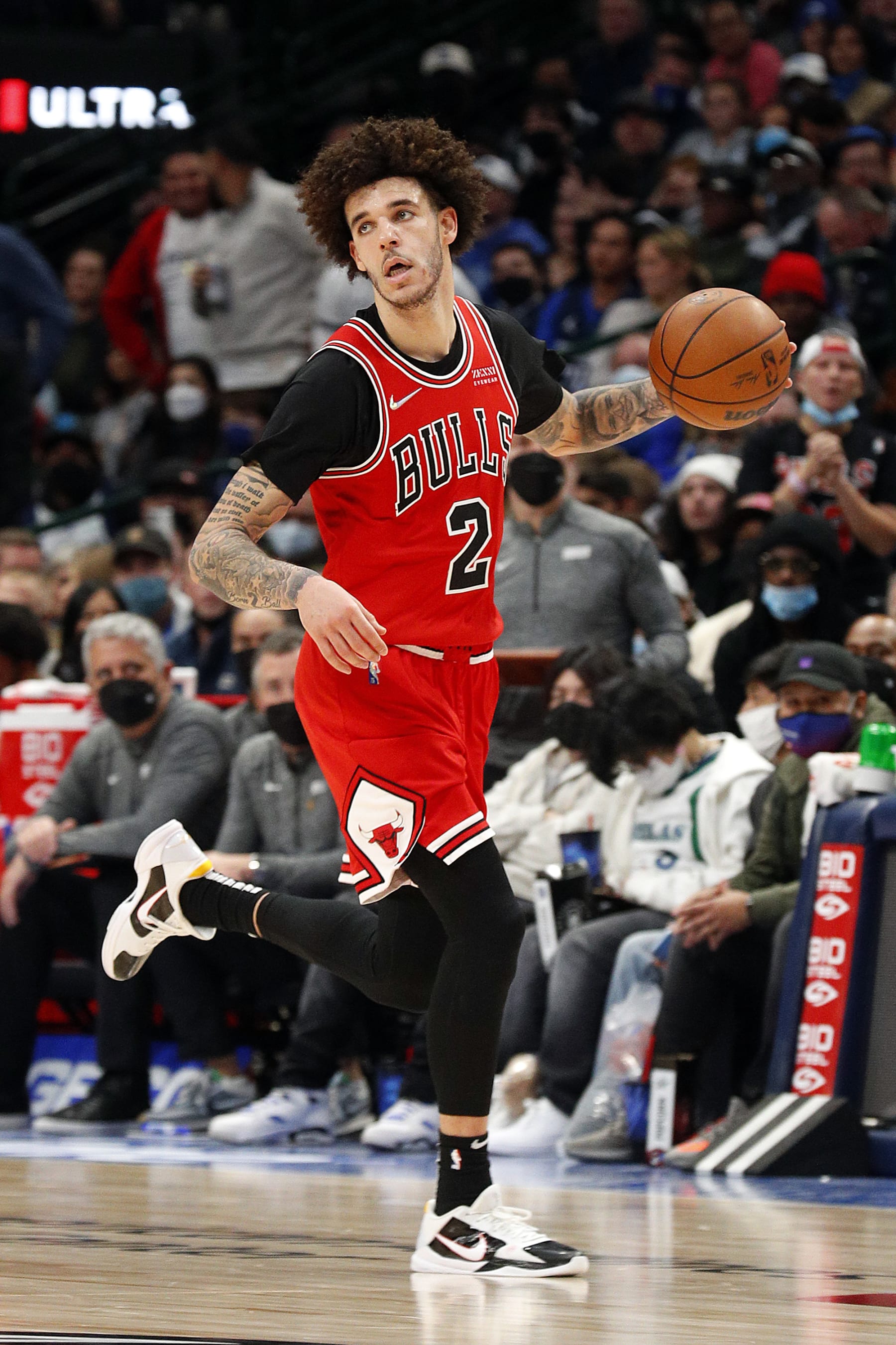 DALLAS, TEXAS - JANUARY 09: Lonzo Ball #2 of the Chicago Bulls moves the ball down the court against the Dallas Mavericks at American Airlines Center on January 09, 2022 in Dallas, Texas. NOTE TO USER: User expressly acknowledges and agrees that,  by downloading and or using this photograph,  User is consenting to the terms and conditions of the Getty Images License Agreement. (Photo by Richard Rodriguez/Getty Images)