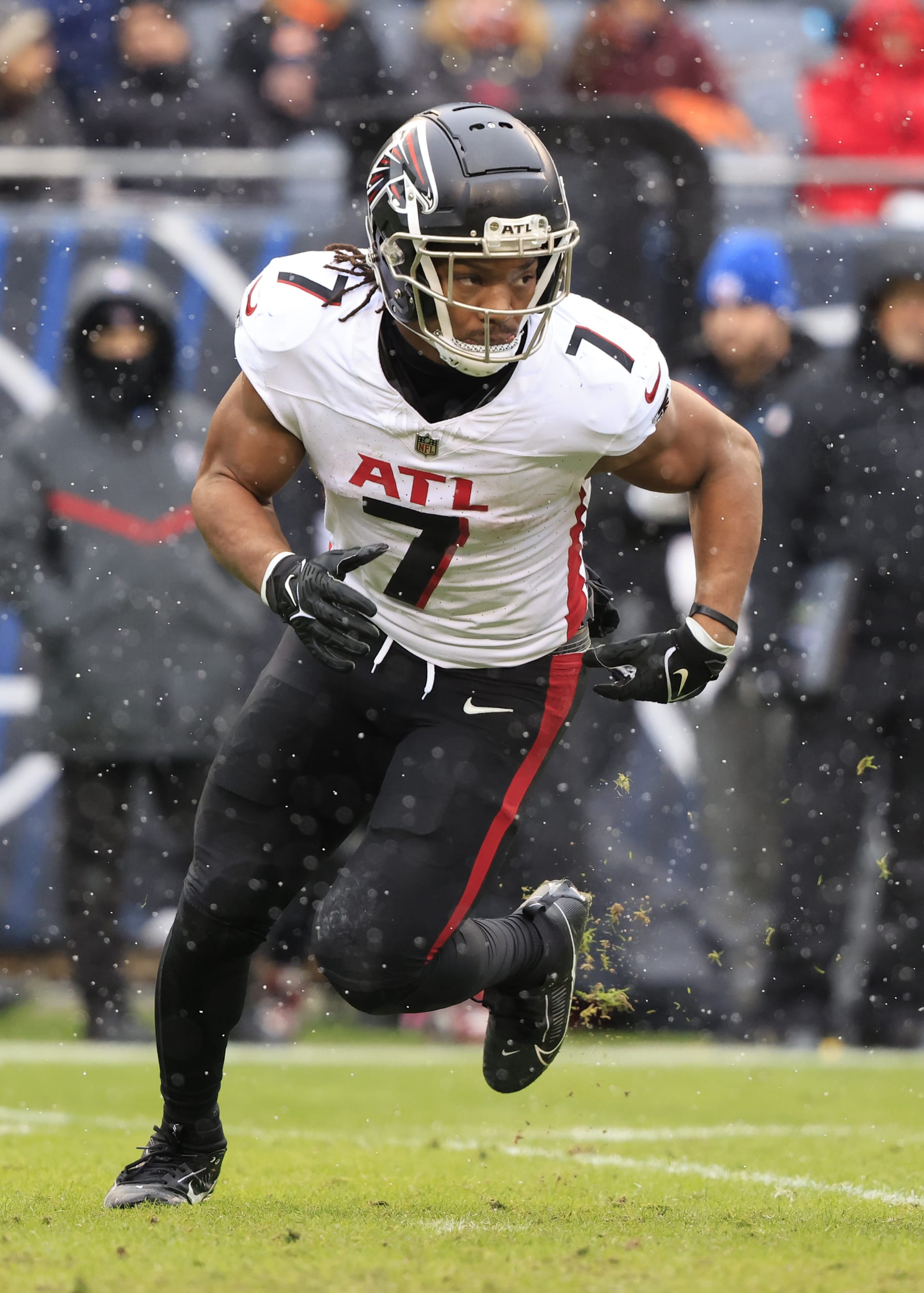 CHICAGO, ILLINOIS - DECEMBER 31: Bijan Robinson #7 of the Atlanta Falcons in action in the game against the Chicago Bears at Soldier Field on December 31, 2023 in Chicago, Illinois. (Photo by Justin Casterline/Getty Images)