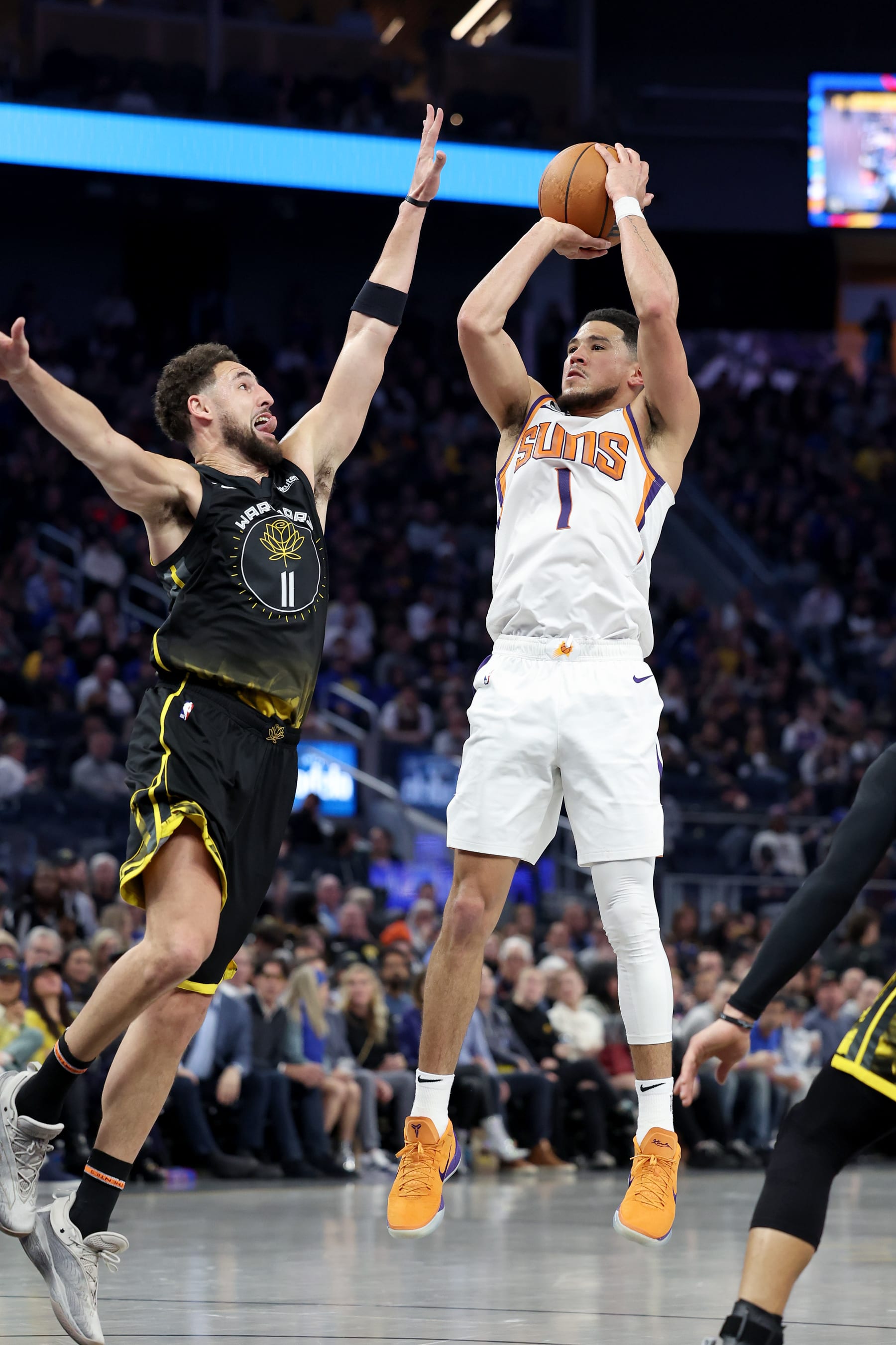 SAN FRANCISCO, CALIFORNIA - MARCH 13: Devin Booker #1 of the Phoenix Suns shoots over Klay Thompson #11 of the Golden State Warriors at Chase Center on March 13, 2023 in San Francisco, California. NOTE TO USER: User expressly acknowledges and agrees that, by downloading and or using this photograph, User is consenting to the terms and conditions of the Getty Images License Agreement.   (Photo by Ezra Shaw/Getty Images)