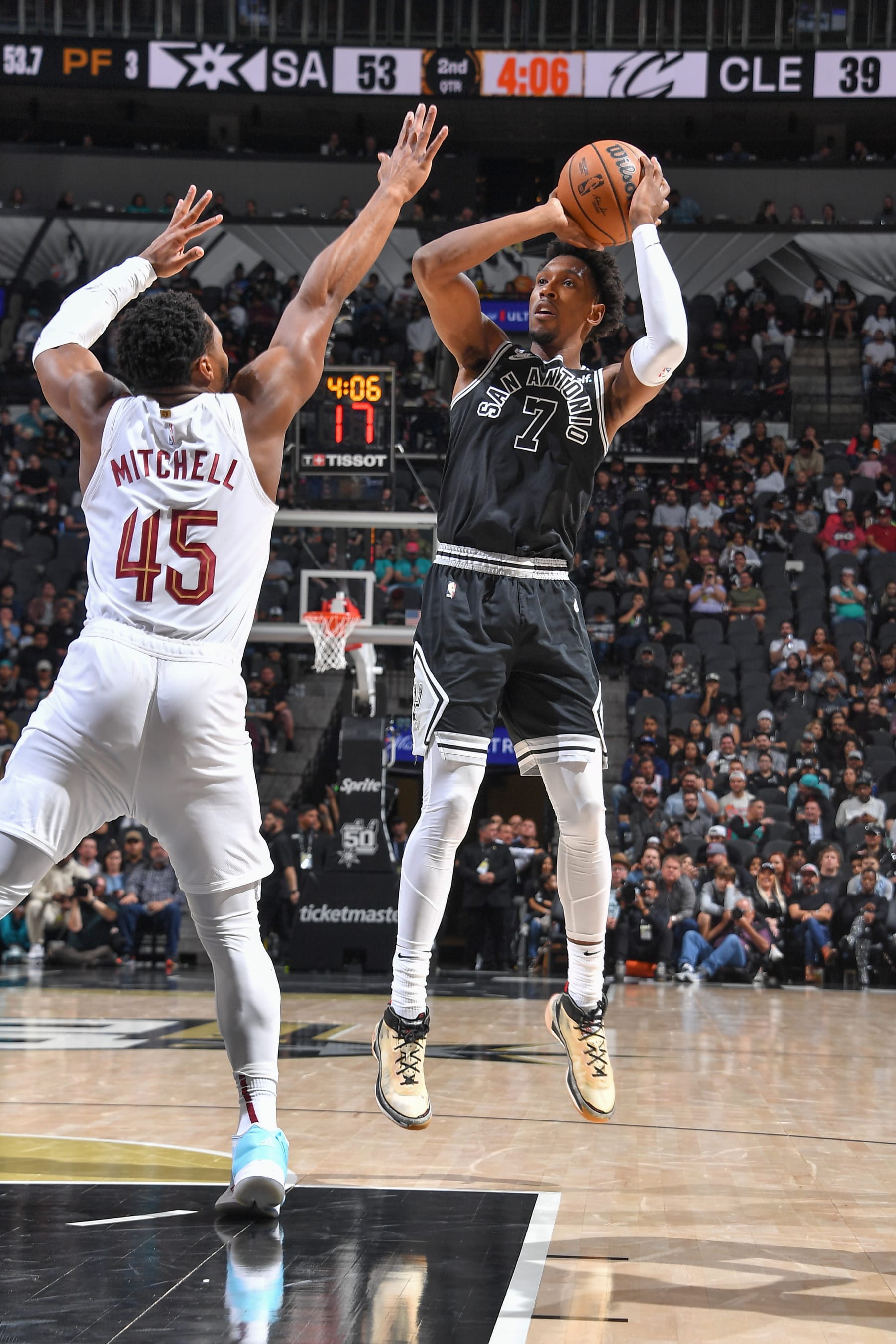 SAN ANTONIO, TX - DECEMBER 12:  Josh Richardson #7 of the San Antonio Spurs shoots the ball during the game against the Cleveland Cavaliers on December 12, 2022 at the AT&T Center in San Antonio, Texas. NOTE TO USER: User expressly acknowledges and agrees that, by downloading and or using this photograph, user is consenting to the terms and conditions of the Getty Images License Agreement. Mandatory Copyright Notice: Copyright 2022 NBAE (Photos by Michael Gonzales/NBAE via Getty Images)