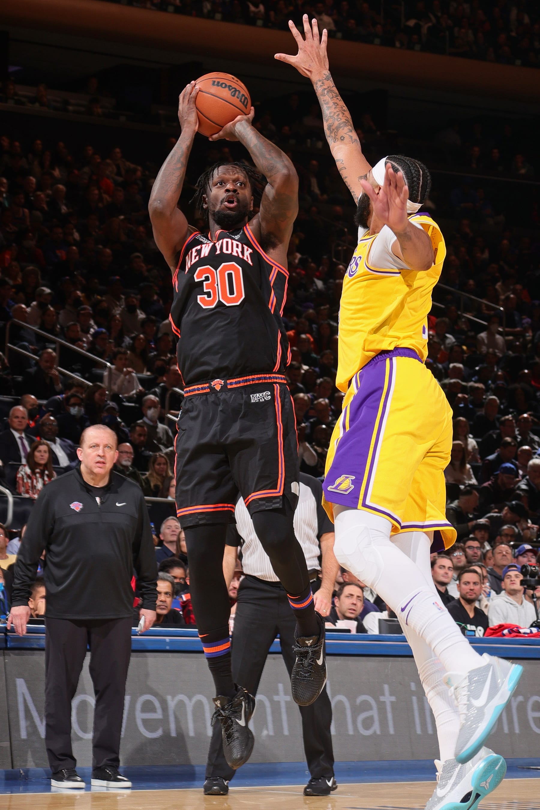 NEW YORK, NY - NOVEMBER 23: Julius Randle #30 of the New York Knicks shoots the ball against the Los Angeles Lakers on November 23, 2021 at Madison Square Garden in New York City, New York. NOTE TO USER: User expressly acknowledges and agrees that, by downloading and or using this photograph, User is consenting to the terms and conditions of the Getty Images License Agreement. Mandatory Copyright Notice: Copyright 2021 NBAE (Photo by Nathaniel S. Butler/NBAE via Getty Images)