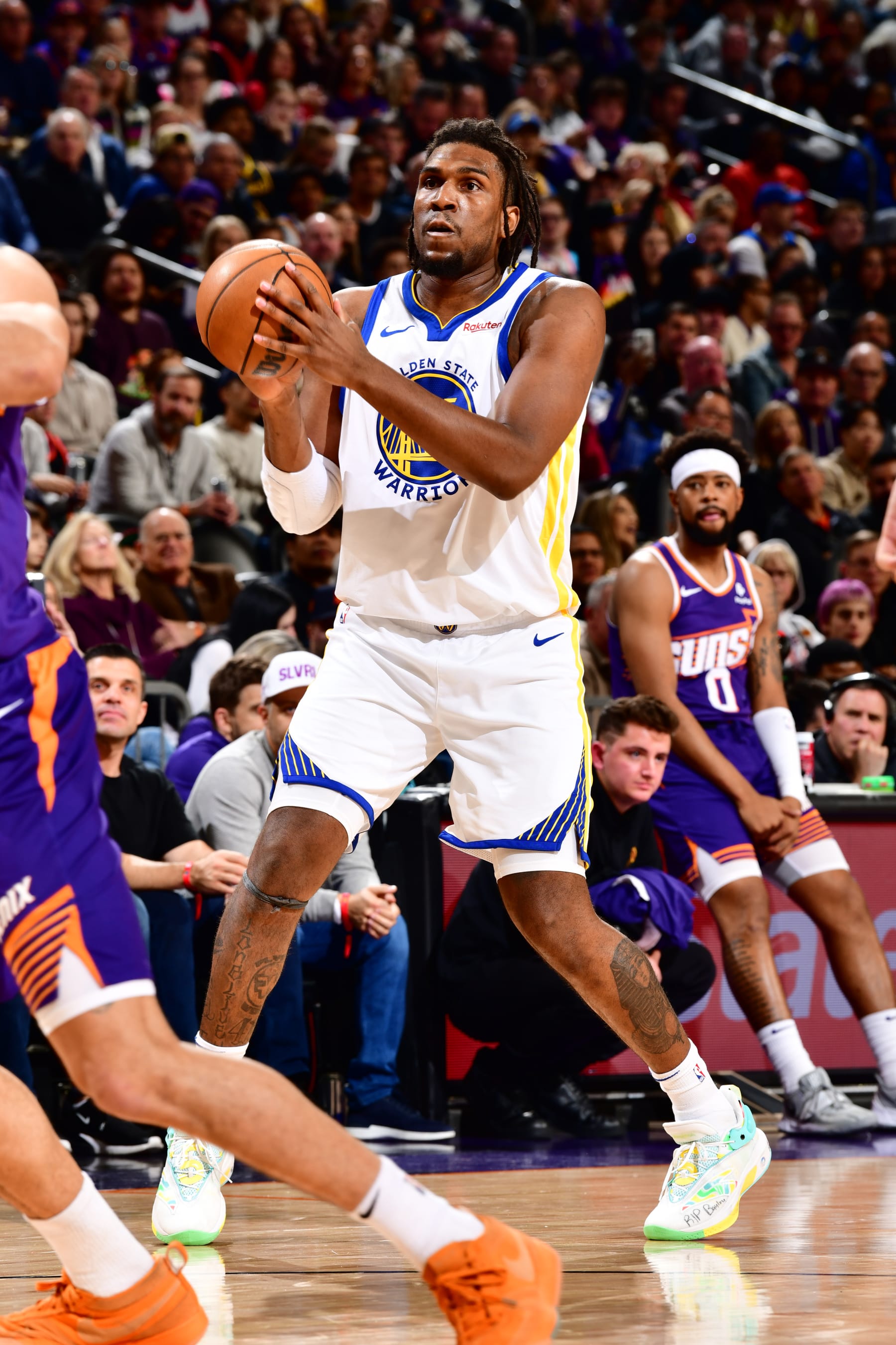 PHOENIX, AZ - DECEMBER 12: Kevon Looney #5 of the Golden State Warriors handles the ball during the game against the Phoenix Suns on December 12, 2023 at Footprint Center in Phoenix, Arizona. NOTE TO USER: User expressly acknowledges and agrees that, by downloading and or using this photograph, user is consenting to the terms and conditions of the Getty Images License Agreement. Mandatory Copyright Notice: Copyright 2023 NBAE (Photo by Barry Gossage/NBAE via Getty Images)