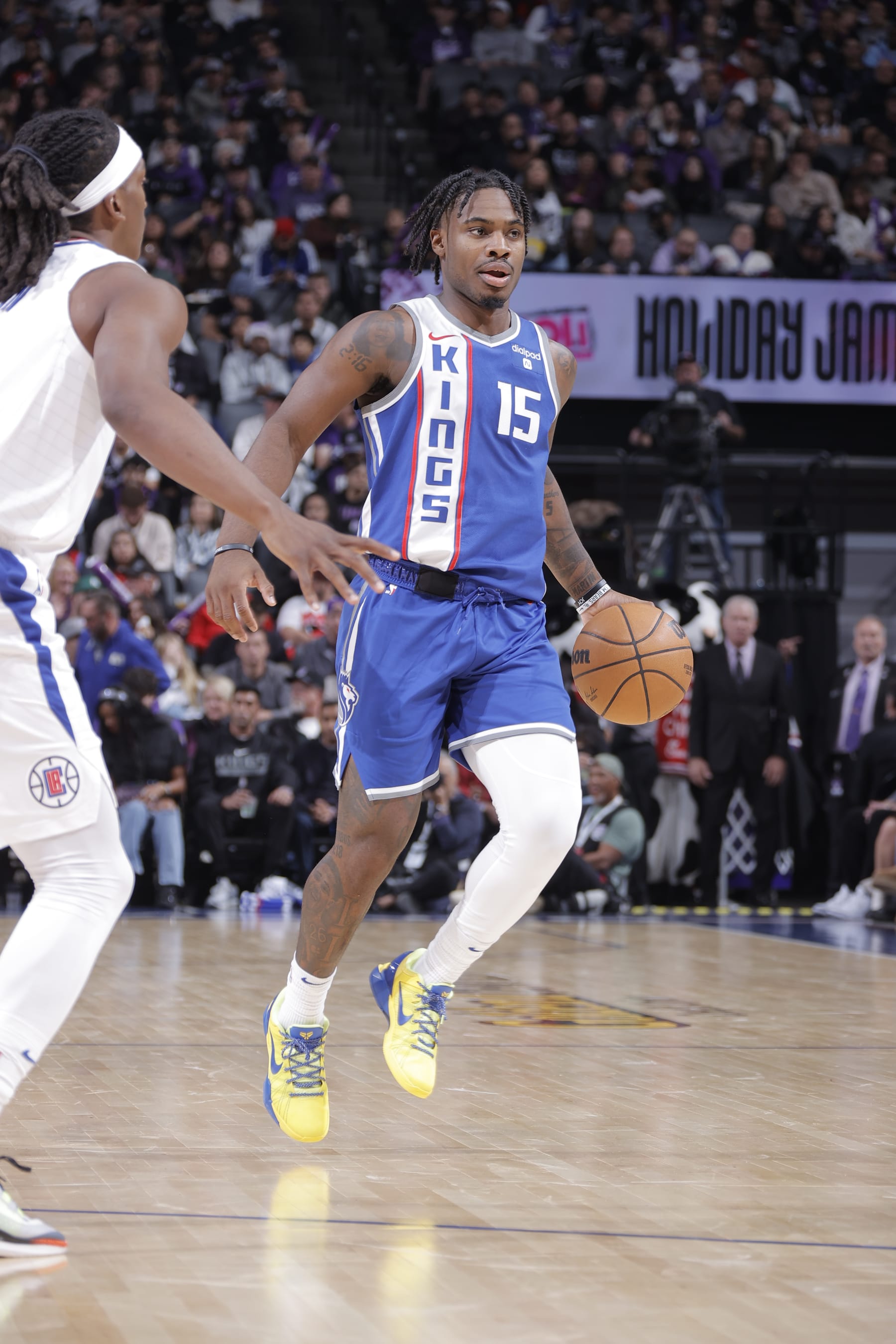 SACRAMENTO, CA - NOVEMBER 29: Davion Mitchell #15 of the Sacramento Kings brings the ball up court against the LA Clippers on November 29, 2023 at Golden 1 Center in Sacramento, California. NOTE TO USER: User expressly acknowledges and agrees that, by downloading and or using this Photograph, user is consenting to the terms and conditions of the Getty Images License Agreement. Mandatory Copyright Notice: Copyright 2023 NBAE (Photo by Rocky Widner/NBAE via Getty Images)