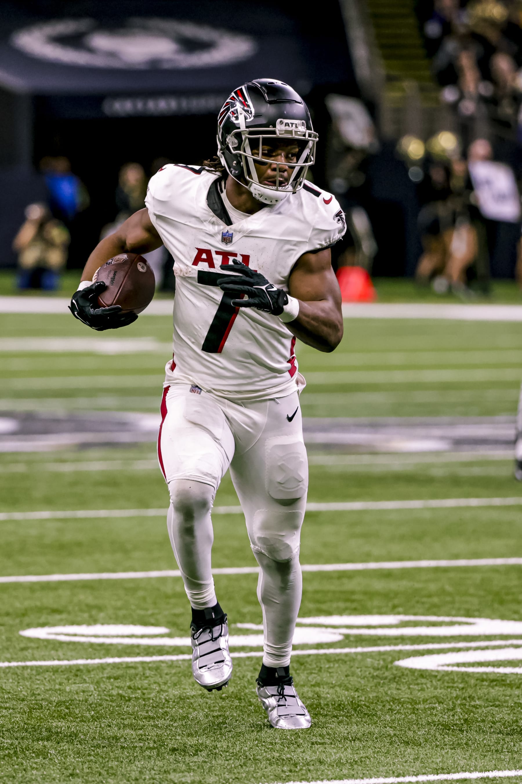 NEW ORLEANS, LOUISIANA - JANUARY 7: Bijan Robinson #7 of the Atlanta Falcons lines up for a play against the New Orleans Saints during the first half of a game at the Caesars Superdome on January 7, 2024 in New Orleans, Louisiana. (Photo by Derick E. Hingle/Getty Images)