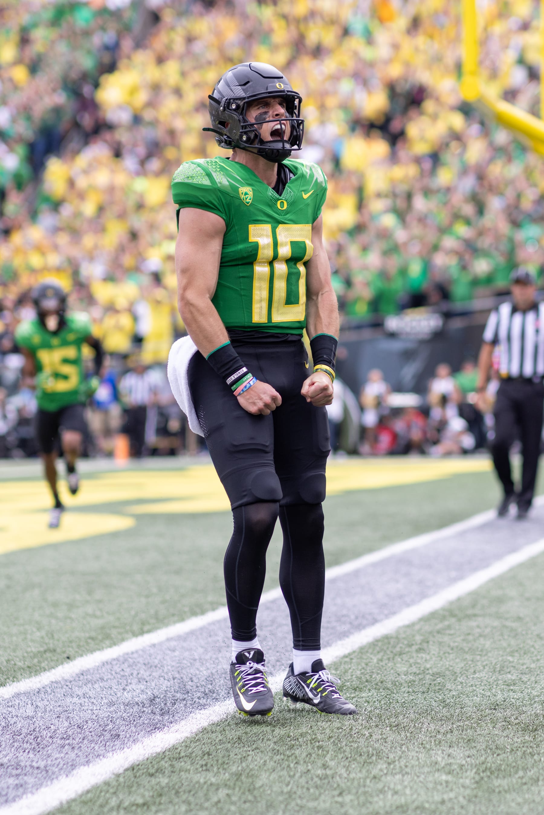 EUGENE, OREGON - SEPTEMBER 23: Quarterback Bo Nix #10 of the Oregon Ducks runs for a touchdown against the Colorado Buffaloes during the first half at Autzen Stadium on September 23, 2023 in Eugene, Oregon. (Photo by Tom Hauck/Getty Images)