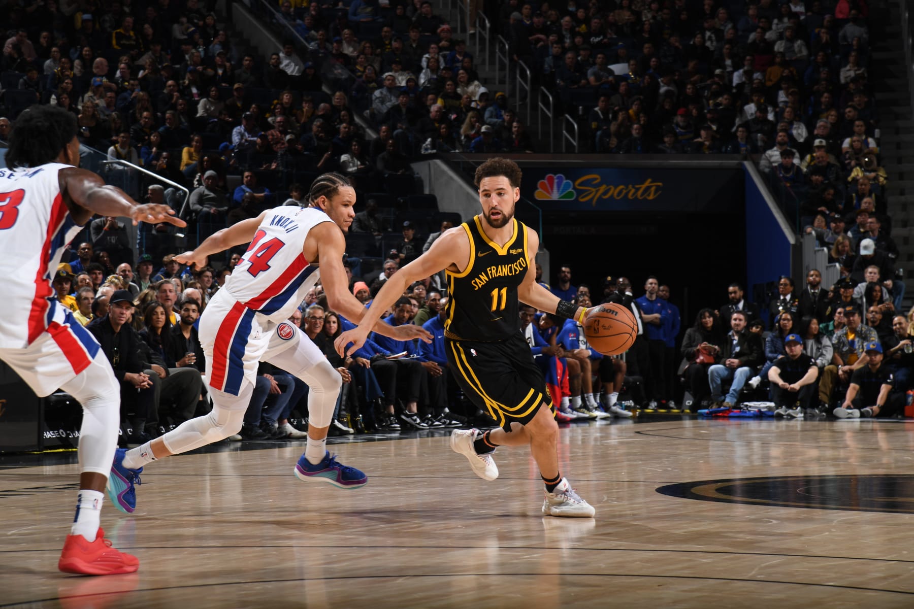 SAN FRANCISCO, CA - JANUARY 5: Klay Thompson #11 of the Golden State Warriors drives to the basket during the game against the Detroit Pistons on January 5, 2024 at Chase Center in San Francisco, California. NOTE TO USER: User expressly acknowledges and agrees that, by downloading and or using this photograph, user is consenting to the terms and conditions of Getty Images License Agreement. Mandatory Copyright Notice: Copyright 2024 NBAE (Photo by Noah Graham/NBAE via Getty Images)
