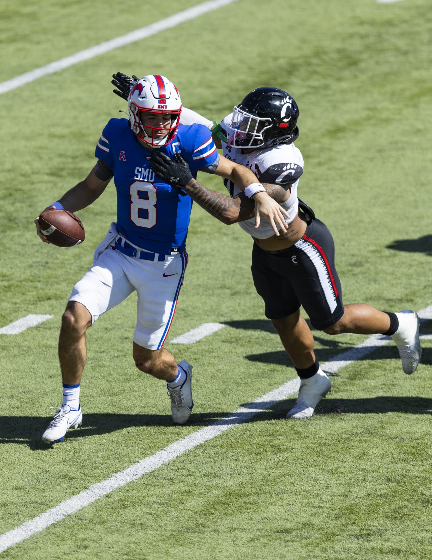 Cincinnati linebacker Ivan Pace Jr. pressures SMU quarterback Tanner Mordecai. (AP Photo/Brandon Wade)