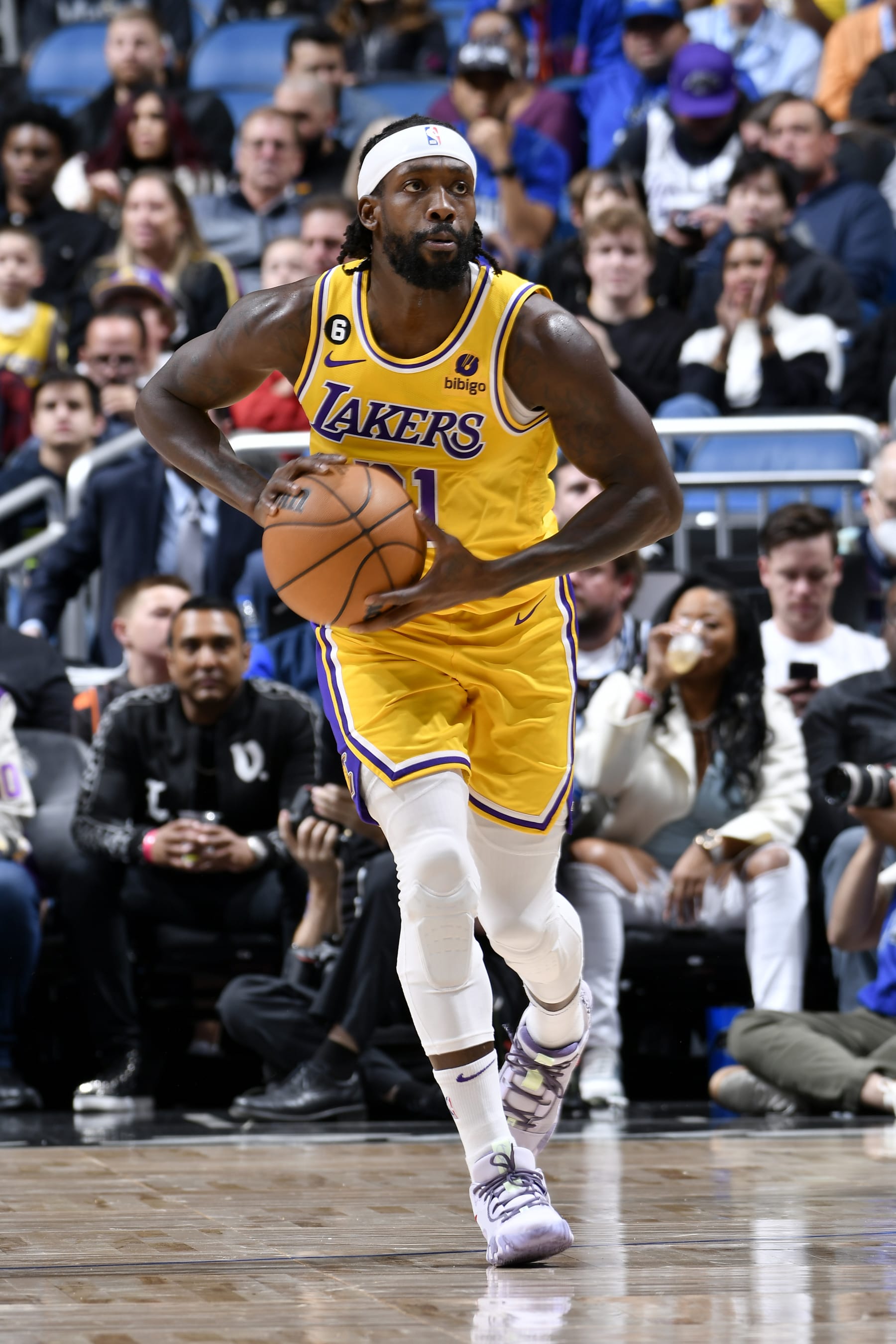 ORLANDO, FL - DECEMBER 27: Patrick Beverly #21 of the Los Angeles Lakers looks to pass the ball during the game against the Orlando Magic on December 27, 2022 at Amway Center in Orlando, Florida. NOTE TO USER: User expressly acknowledges and agrees that, by downloading and or using this photograph, User is consenting to the terms and conditions of the Getty Images License Agreement. Mandatory Copyright Notice: Copyright 2022 NBAE (Photo by Fernando Medina/NBAE via Getty Images)