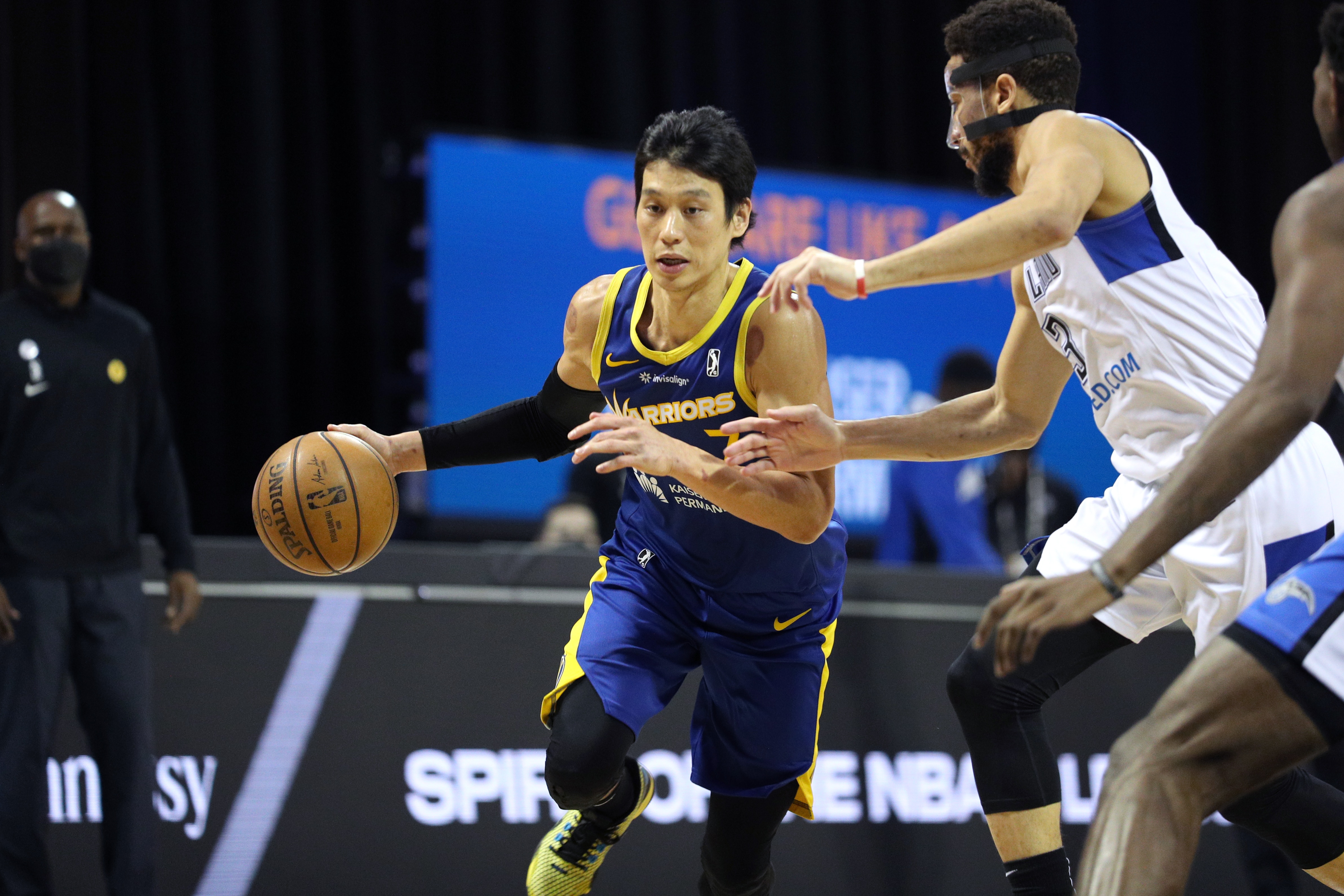 ORLANDO, FL - MARCH 9: Jeremy Lin #7 of the Santa Cruz Warriors handles the ball against the Lakeland Magic during the NBA G League Playoffs on March 9, 2021 at HP Field House in Orlando, Florida. NOTE TO USER: User expressly acknowledges and agrees that, by downloading and/or using this photograph, user is consenting to the terms and conditions of the Getty Images License Agreement. Mandatory Copyright Notice: Copyright 2021 NBAE (Photo by Chris Marion/NBAE via Getty Images)