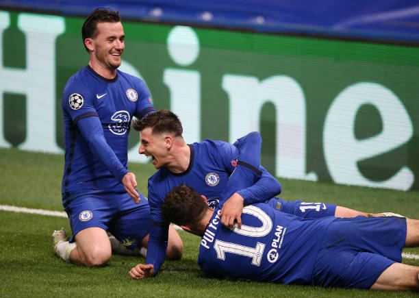LONDON, ENGLAND - MAY 05: Mason Mount of Chelsea celebrates with teammates Christian Pulisic and Ben Chilwell after scoring their team's second goal  during the UEFA Champions League Semi Final Second Leg match between Chelsea and Real Madrid at Stamford Bridge on May 05, 2021 in London, England. Sporting stadiums around Europe remain under strict restrictions due to the Coronavirus Pandemic as Government social distancing laws prohibit fans inside venues resulting in games being played behind closed doors. (Photo by Steve Bardens - UEFA/UEFA via Getty Images)