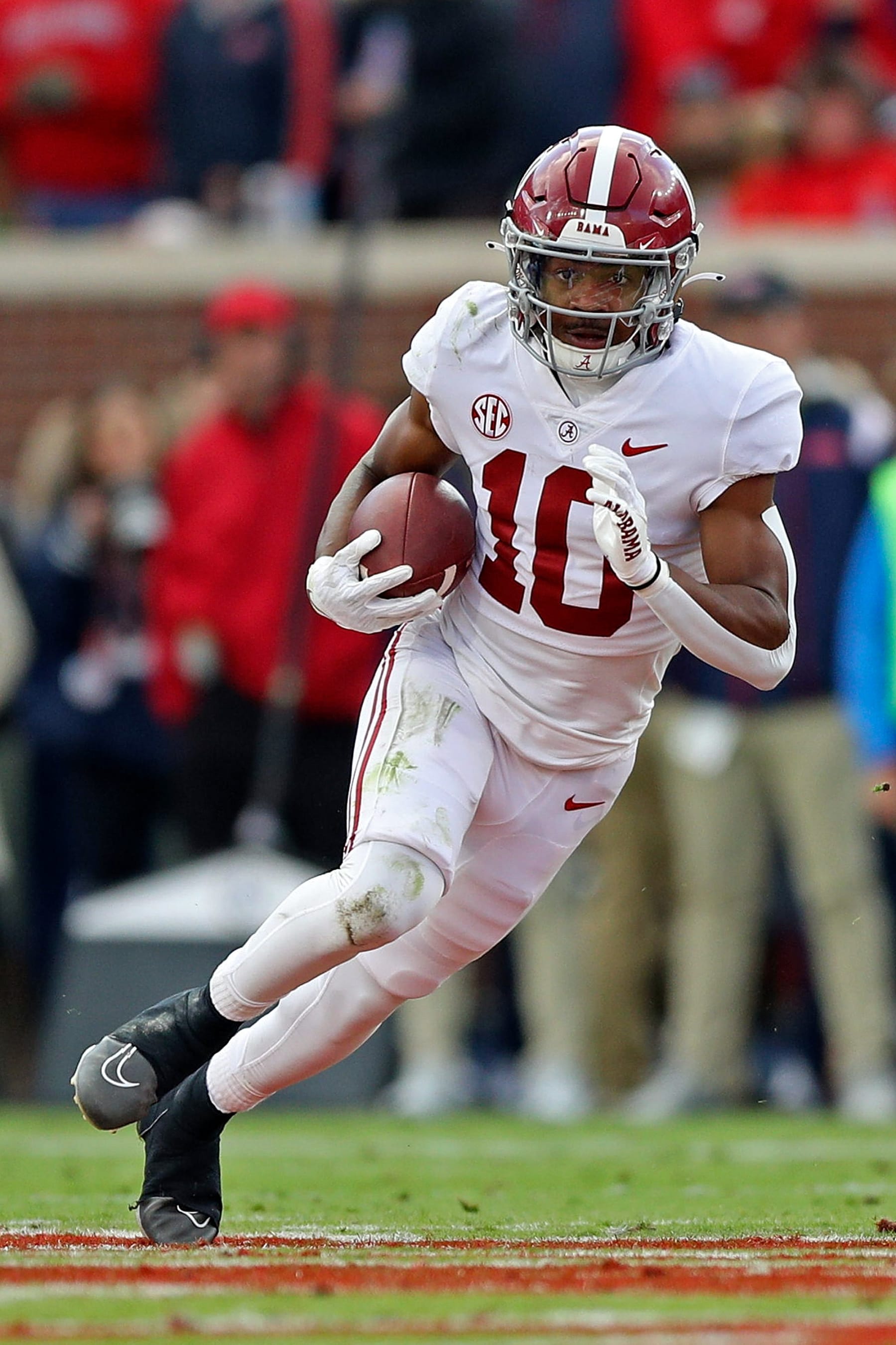 OXFORD, MISSISSIPPI - NOVEMBER 12: JoJo Earle #10 of the Alabama Crimson Tide carries the ball during the first half against the Mississippi Rebels at Vaught-Hemingway Stadium on November 12, 2022 in Oxford, Mississippi. (Photo by Justin Ford/Getty Images)